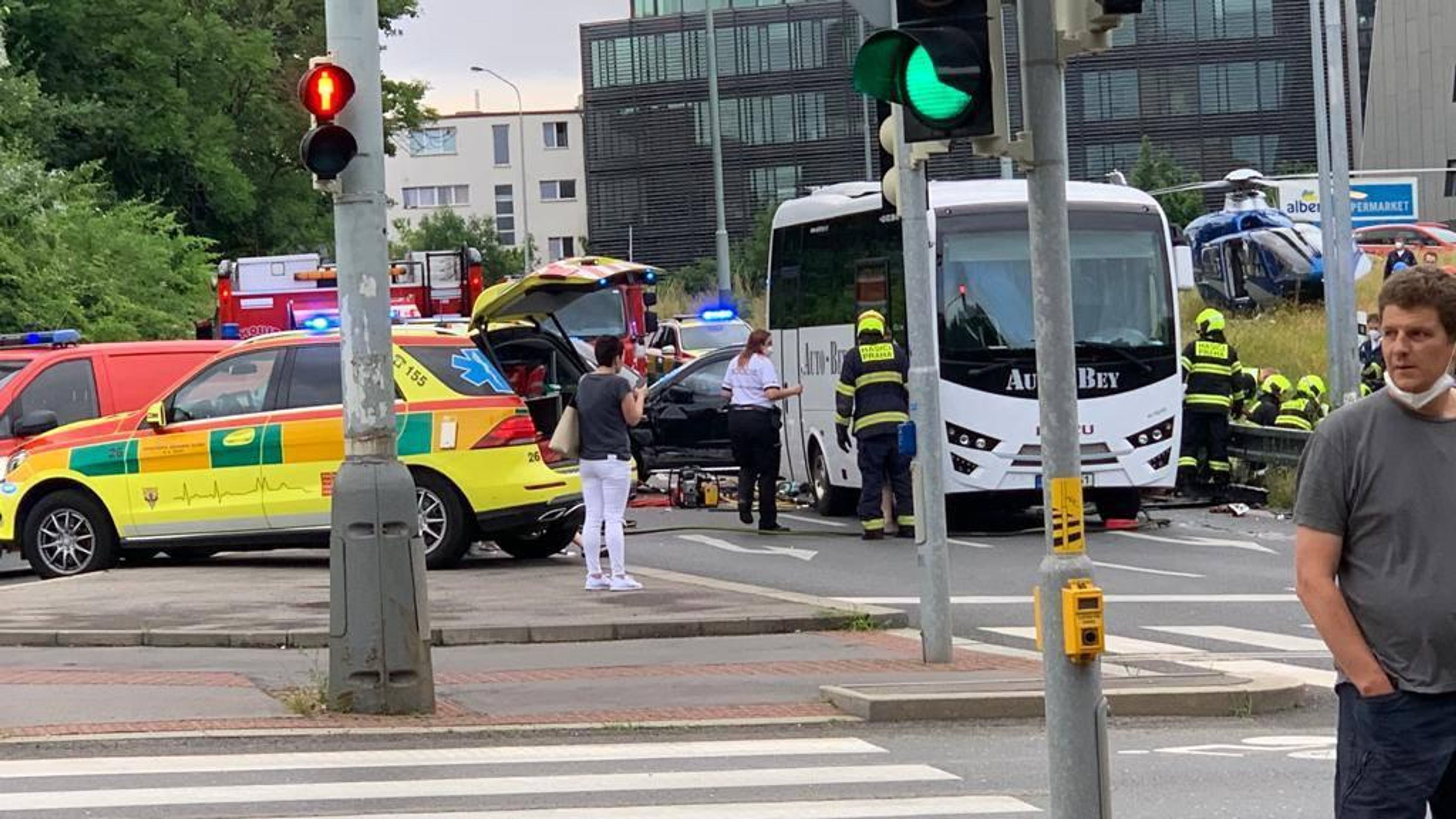Ujíždějící auto v Praze způsobilo vážnou nehodu - 5 - GALERIE: Ujíždějící auto v Praze způsobilo vážnou nehodu (1/5)