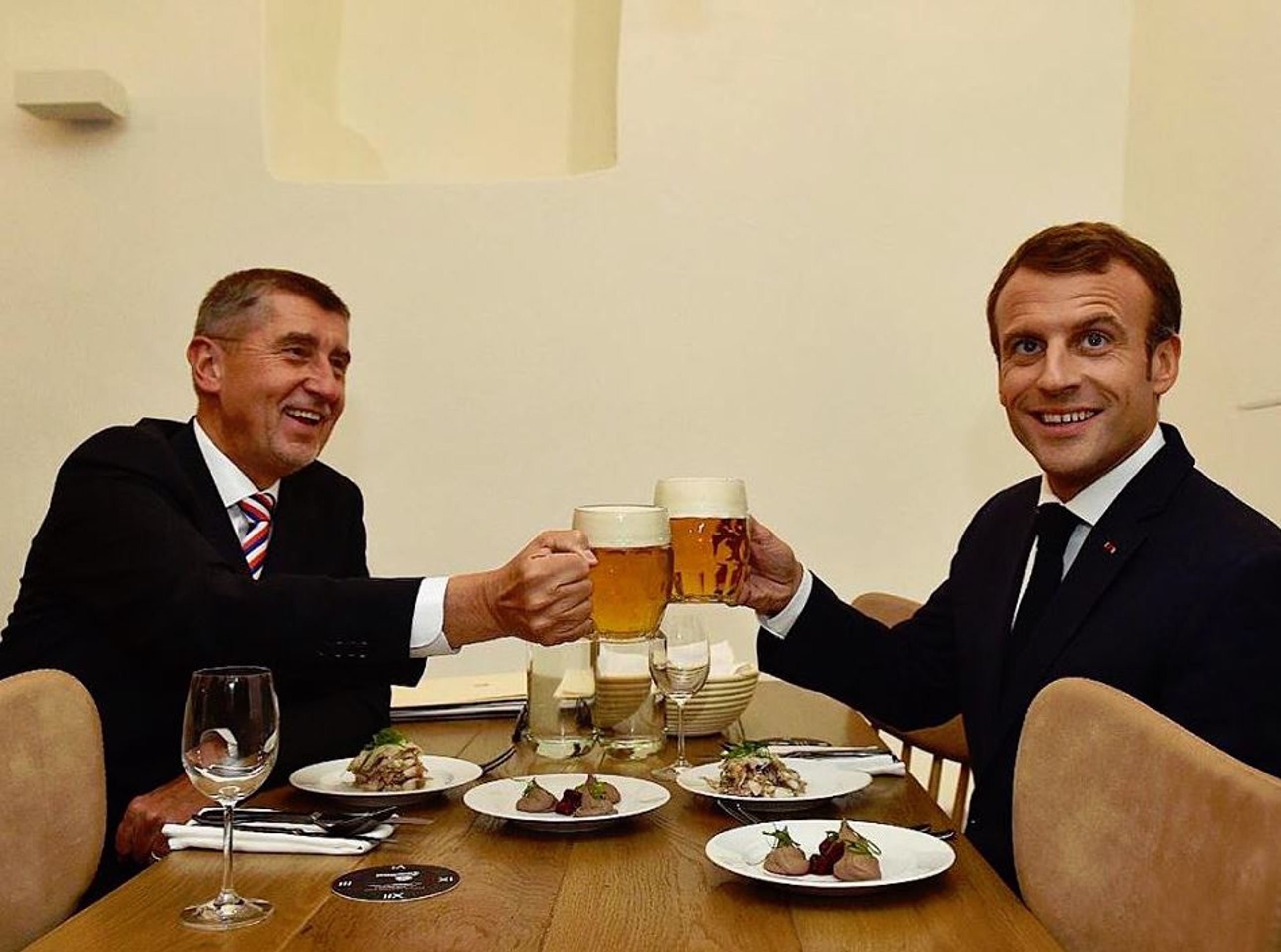 Babiš s Macronem na pivu v centru Prahy - GALERIE: Česko slaví 100 let republiky (2/12)