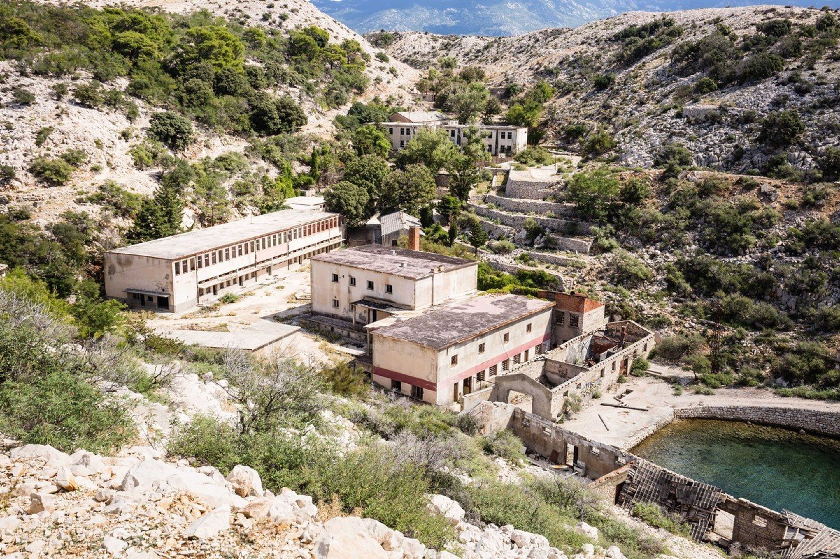 Chorvatská věznice Goli Otok - 2 - GALERIE: Opuštěná chorvatská věznice Goli otok (7/8)
