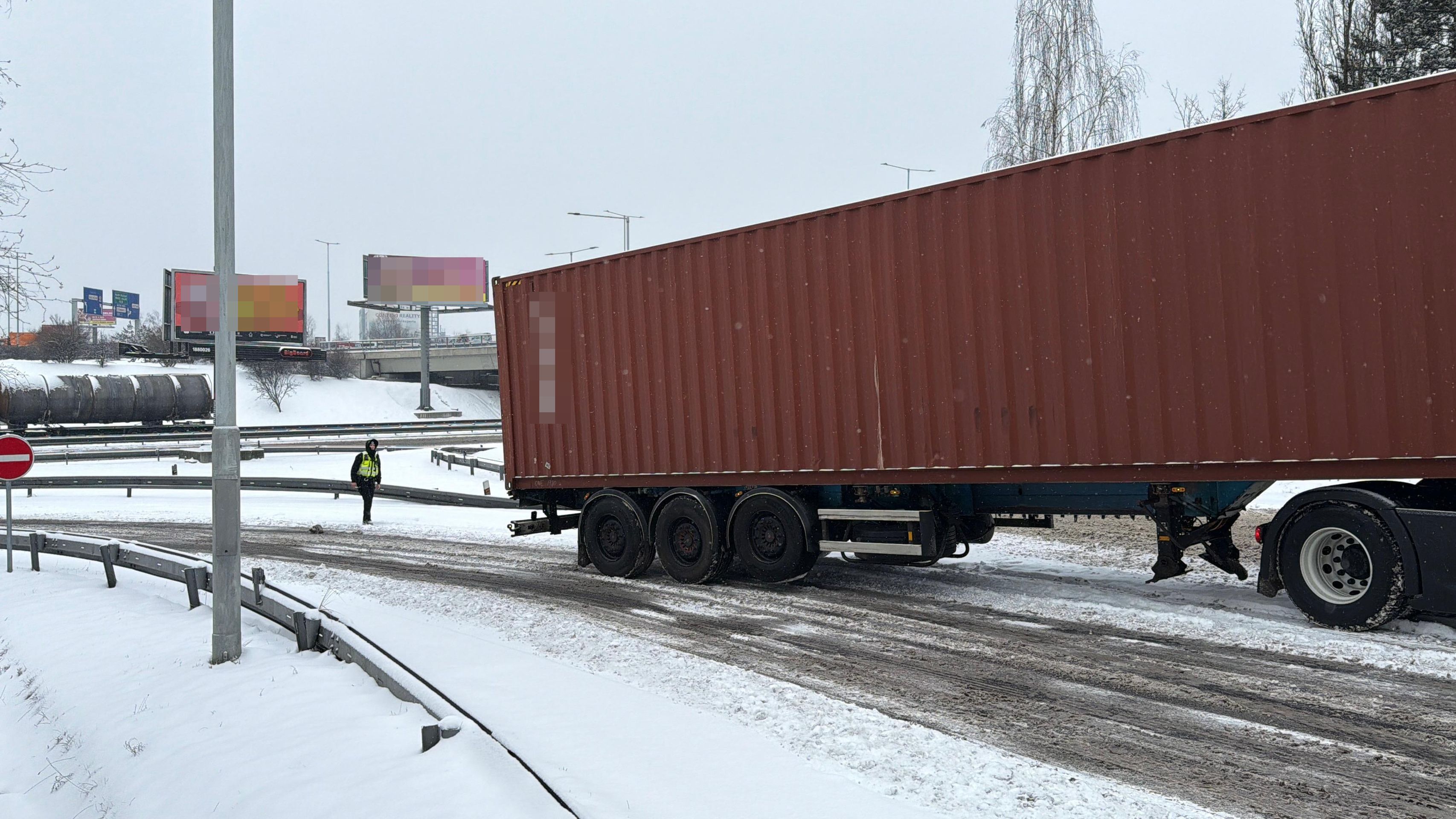 Sjezd z Jižní spojky na Průmyslovou ulici v Praze - Dopravní situace v Česku 9. 1. 2026 (12/55)