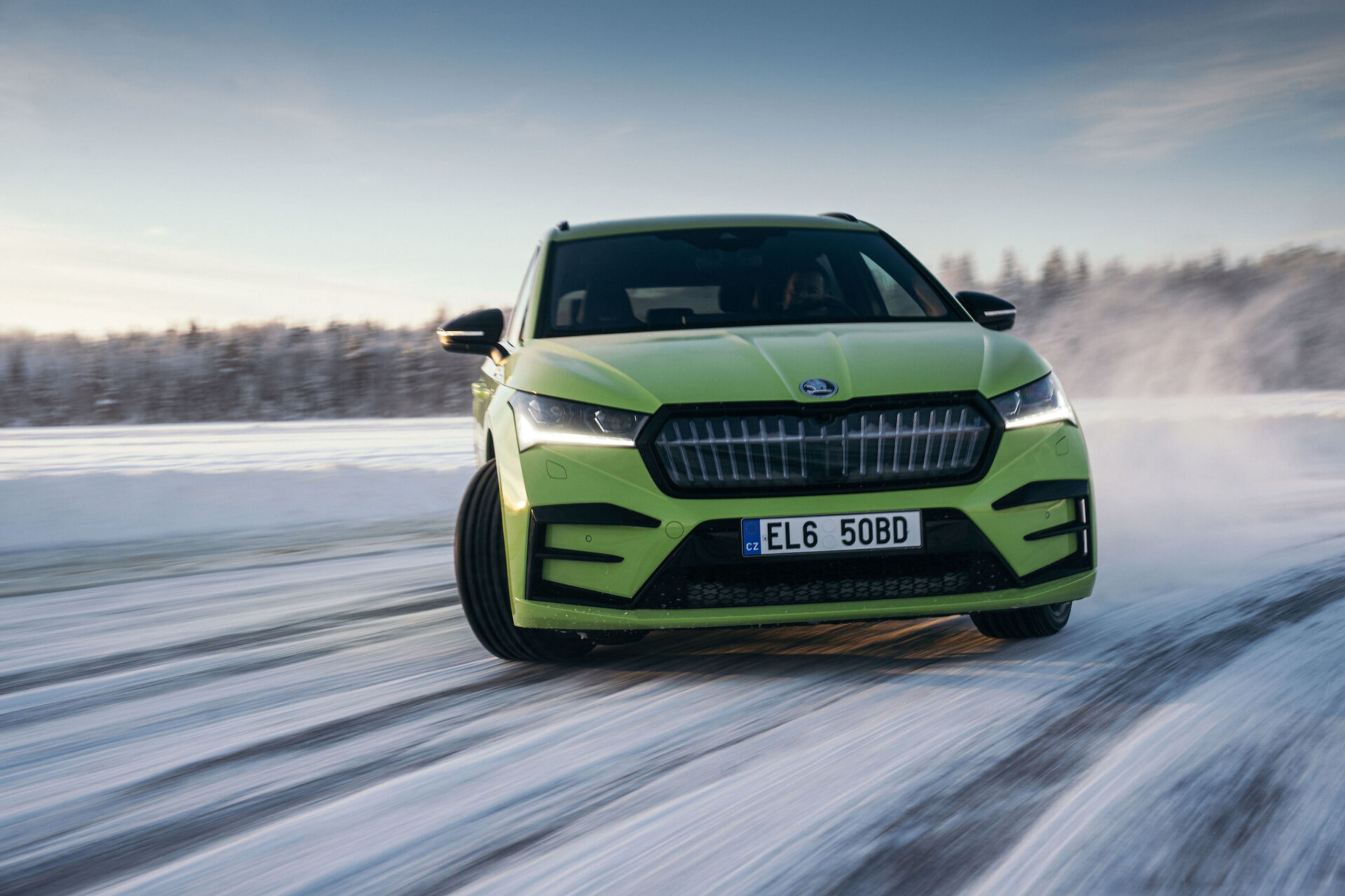 Škoda Enyaq RS iV pokořila dva světové rekordy - Škoda Enyaq RS iV pokořila driftem na ledě dva světové rekordy (1/10)