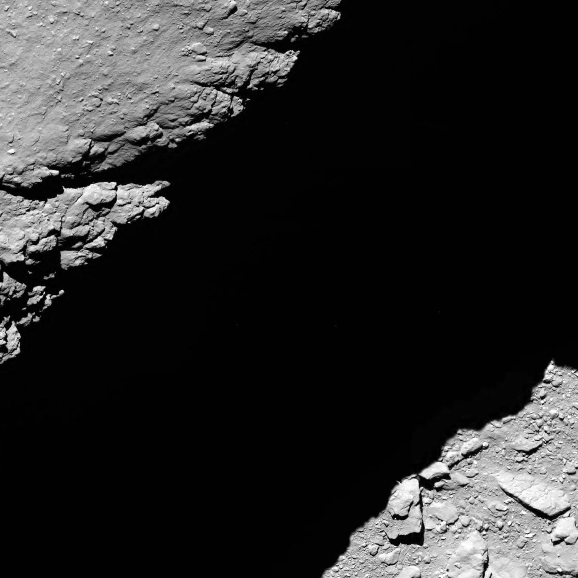 Detailní snímek komety z výšky 1,2 kilometrů nad povrchem - GALERIE: Poslední okamžiky vesmírné sondy Rosetta (2/6)