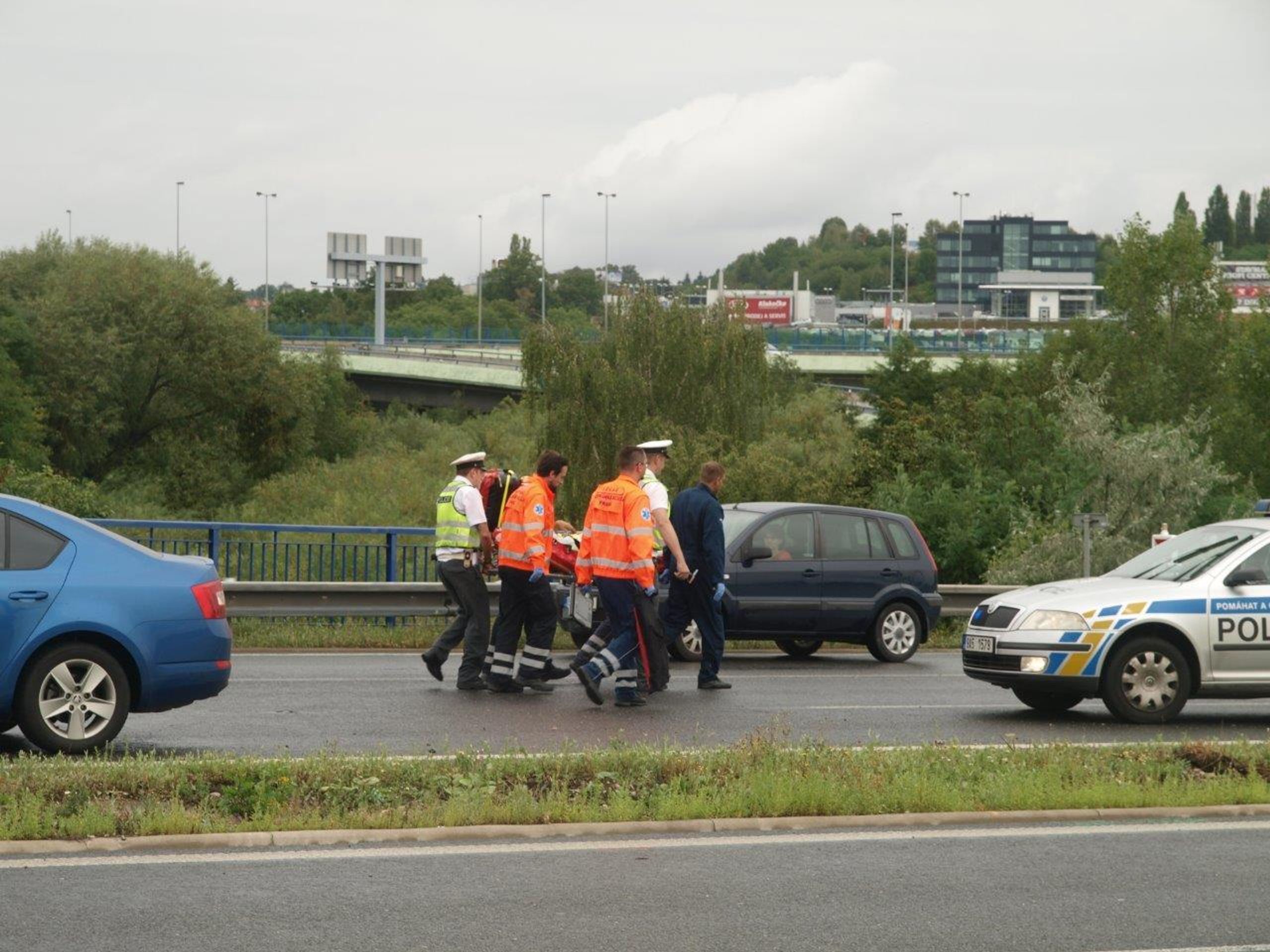 Zranění policisty při vyšetřování nehody na Pražském okruhu - 1 - GALERIE: Nehody na Pražském okruhu a 2 sražení policisté (4/6)