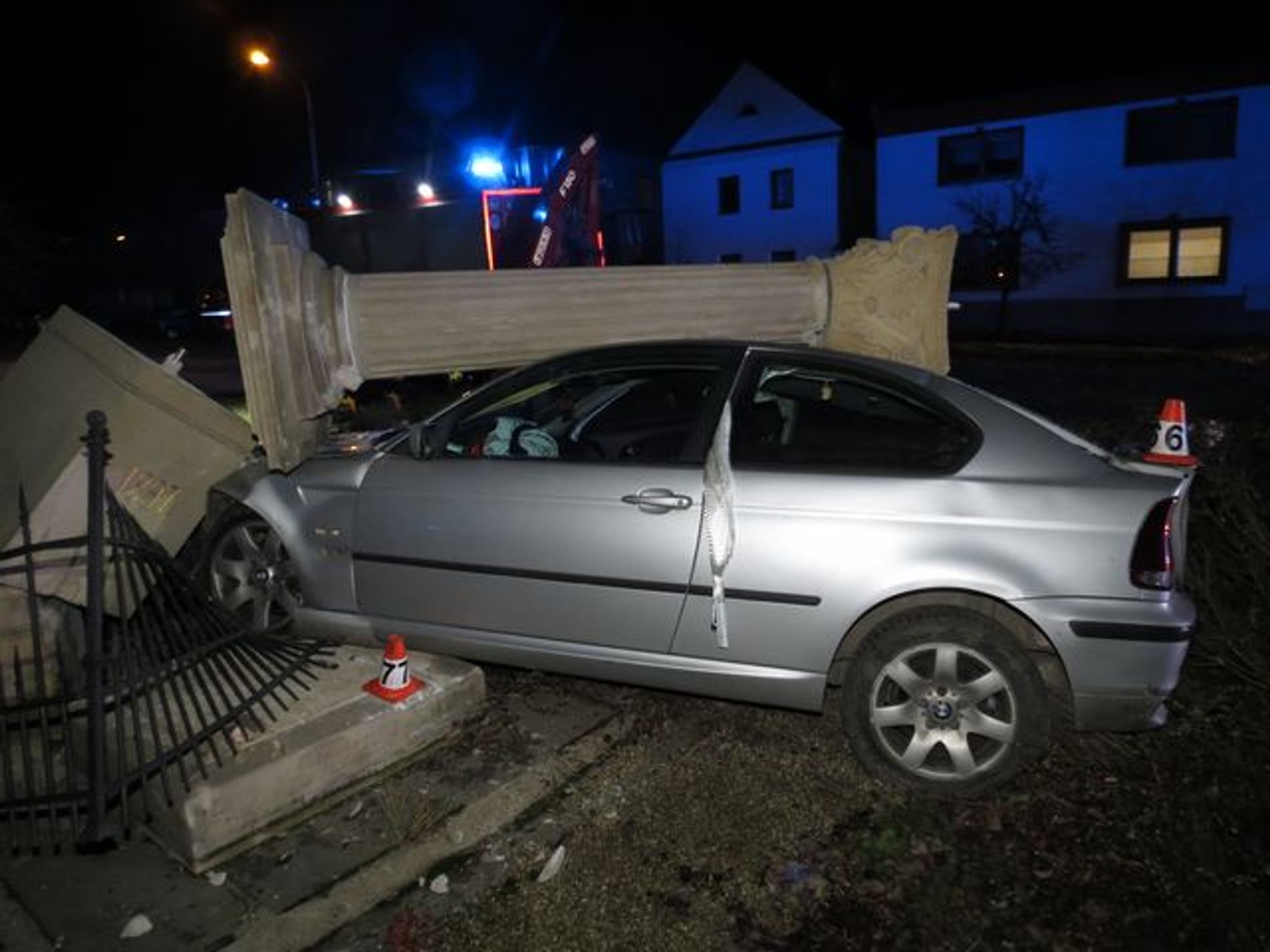 Moravičany pomník - GALERIE: Pomník zastavil auto řítící se na dům (1/4)