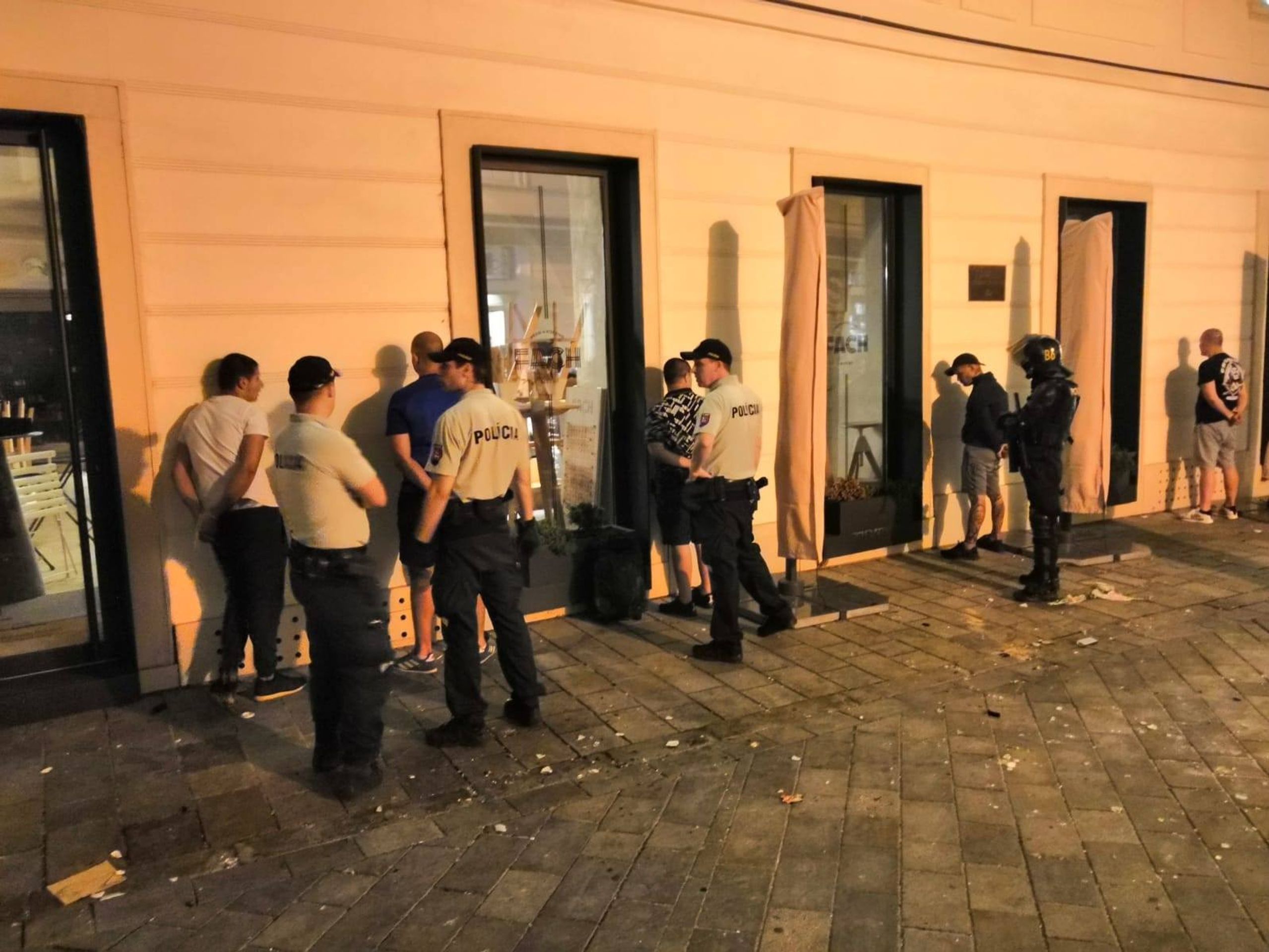 Policie zadržela desítky výtržníků - GALERIE: V centru Bratislavy řádili chuligáni (1/4)