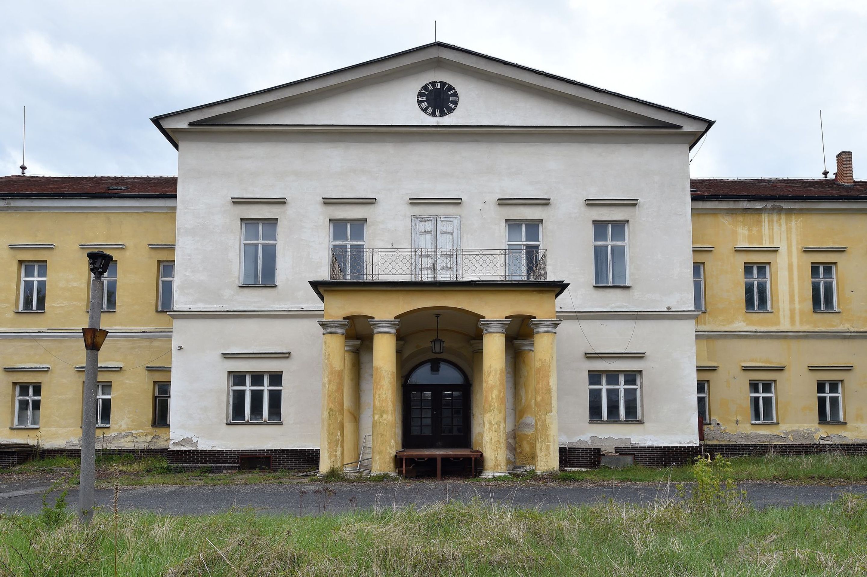 Bývalé Heydrichovo sídlo v Panenských Břežanech - 32 - GALERIE: Bývalé Heydrichovo sídlo v Panenských Břežanech (5/34)