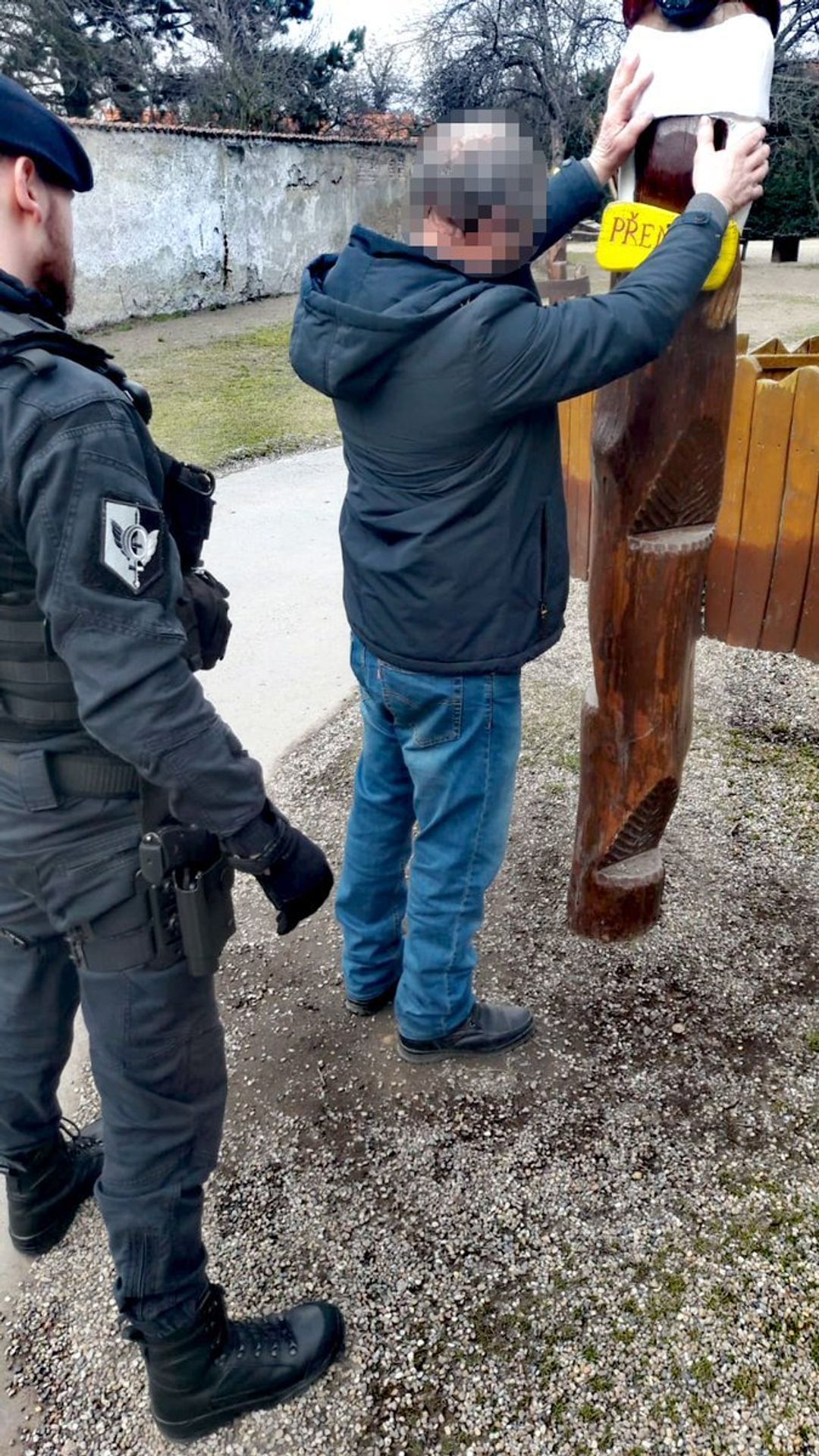 Muž onanoval na dětském hřišti - 1 - GALERIE: Muž onanoval na dětském hřišti (1/4)