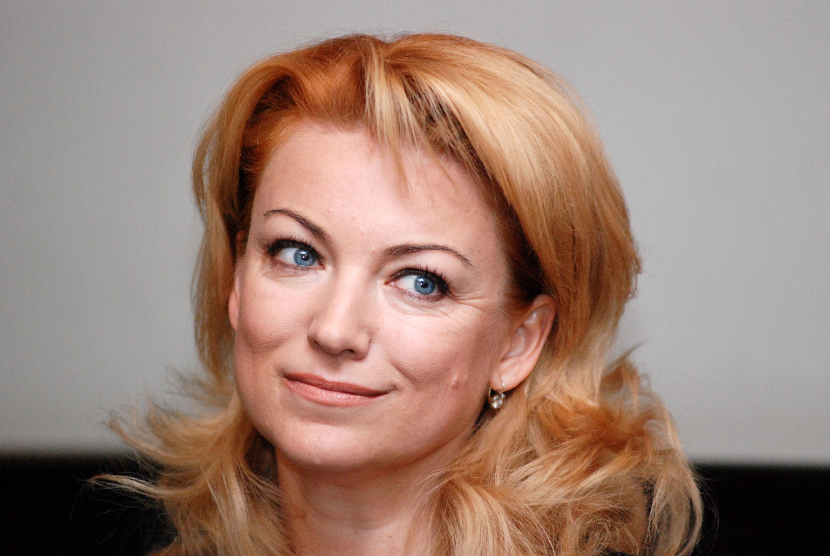 Eva Vejmělková - Holky z Básníků (3/6)