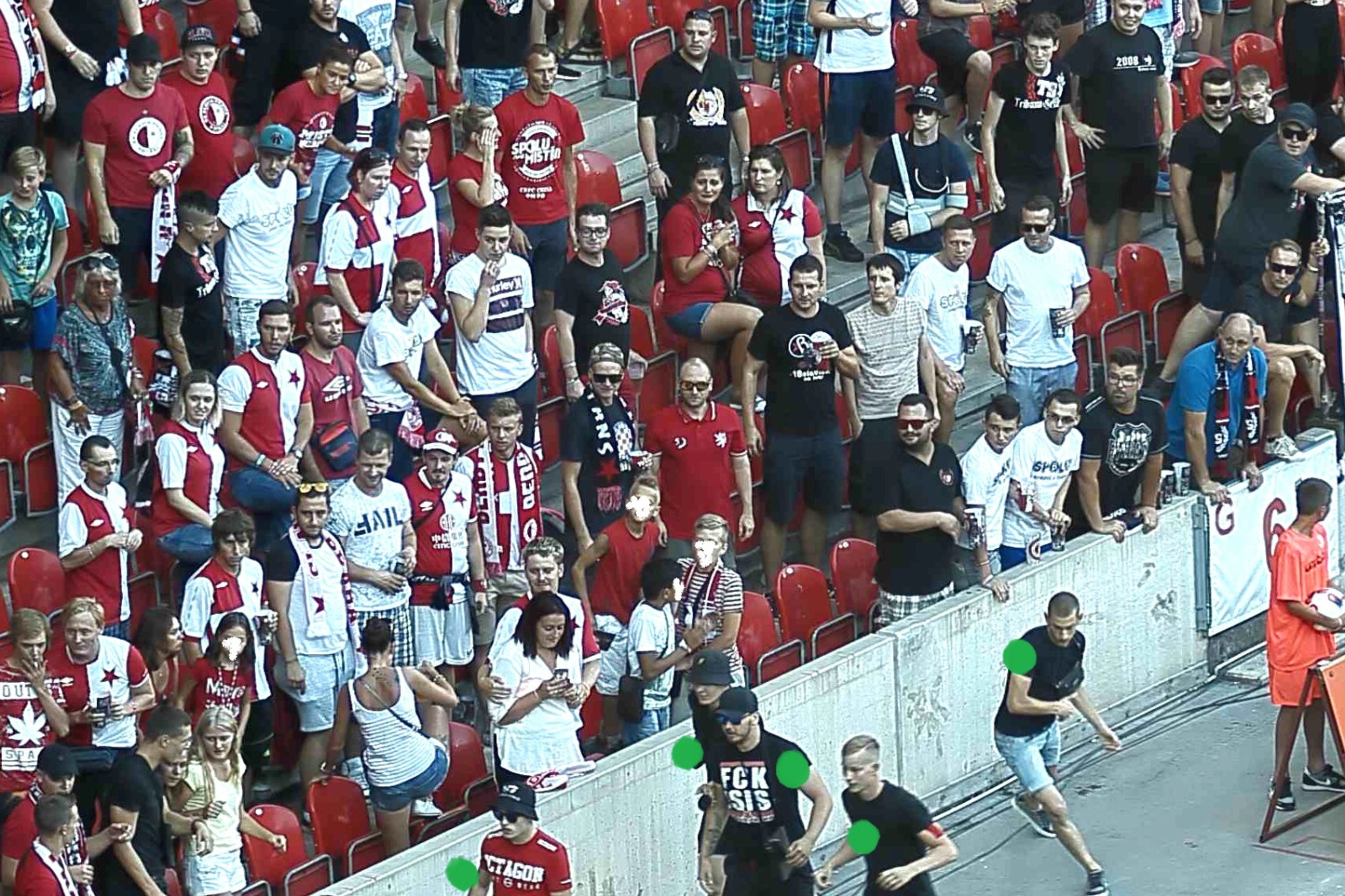 Pátrání po mužích podezřelých z výtržnictví na fotbalovém stadionu - 3 - GALERIE: Pátrání po mužích podezřelých z výtržnictví na fotbalovém stadionu (2/9)