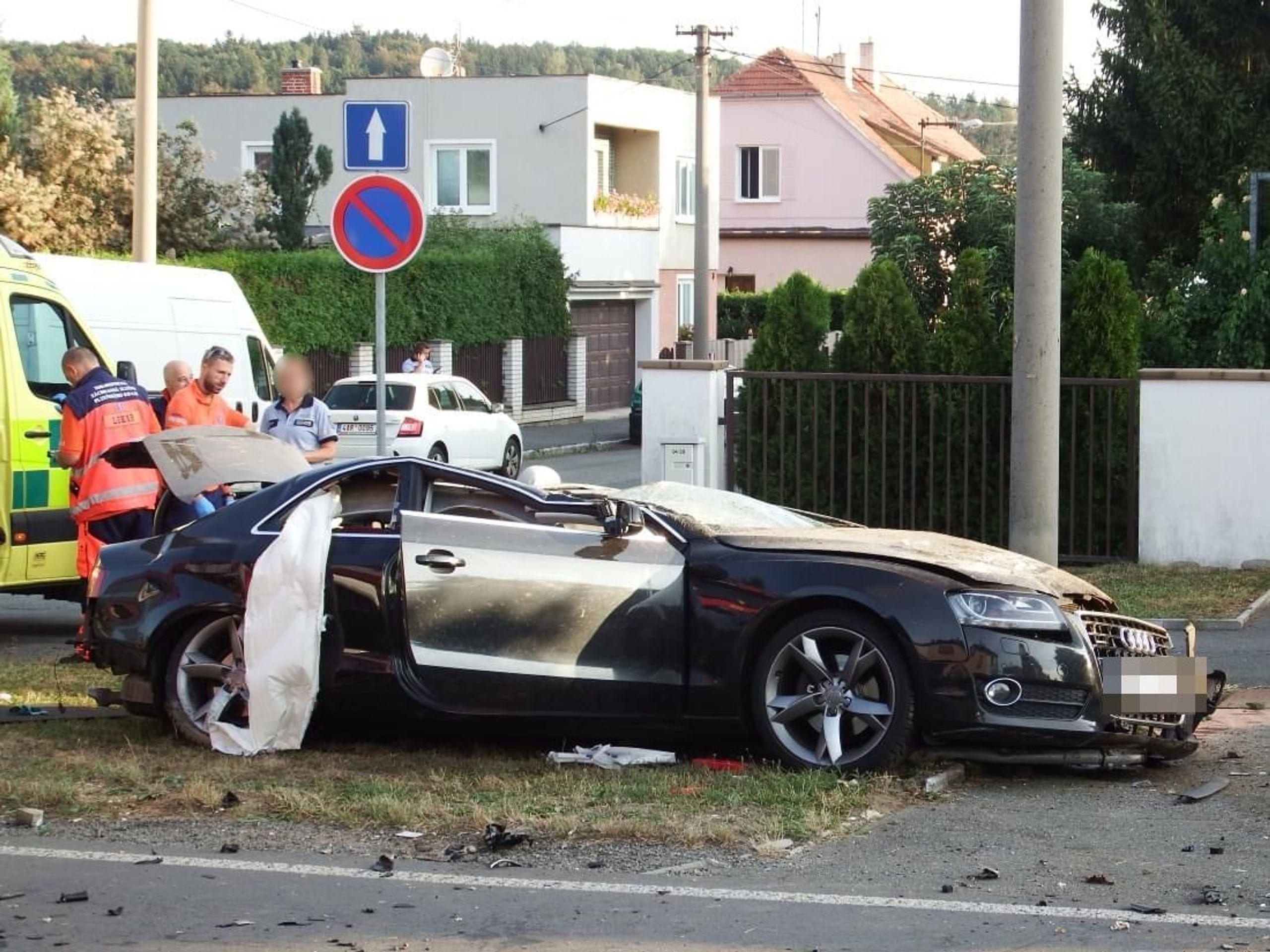 Nehoda Audi v Plzni - 3 - GALERIE: Z Audi zbyl vrak po nehodě na Plzeňsku (3/11)