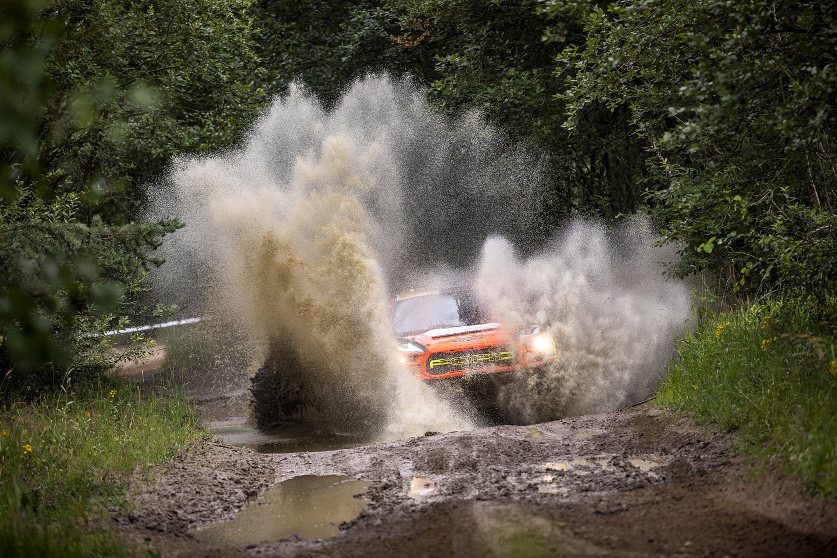 Martin Prokop a Ranger Raptor na tankodromu - 2 - GALERIE: Martin Prokop na tankodromu s Ranger Raptorem (15/16)