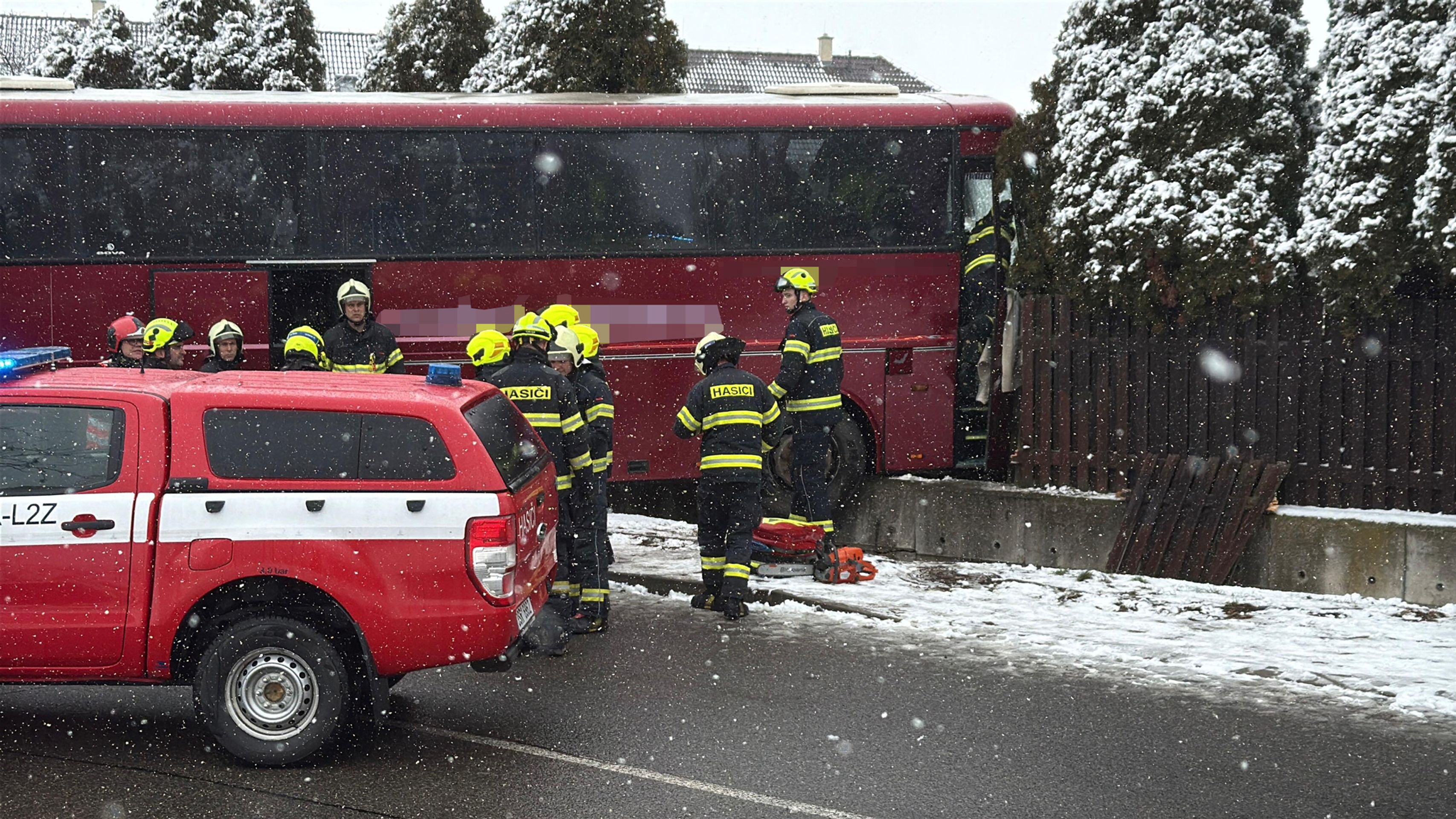 Náraz autobusu do plotu v Praze (2) - Ledovka komplikuje dopravu (15/16)