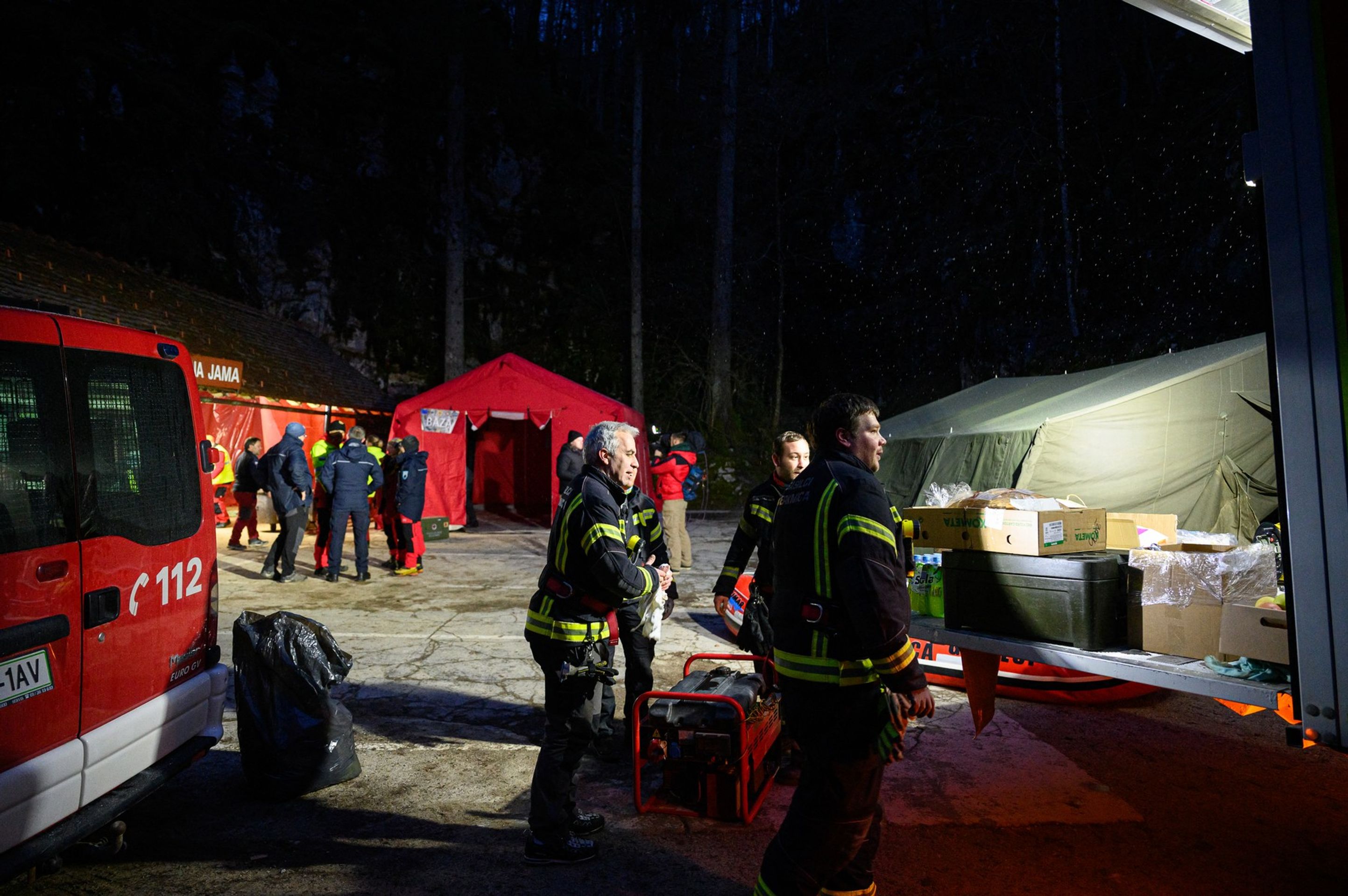 Slovinské záchranné složky na místě, 8. 1. 2024 (1) - Velká voda uvěznila turisty v jeskyni (2/4)