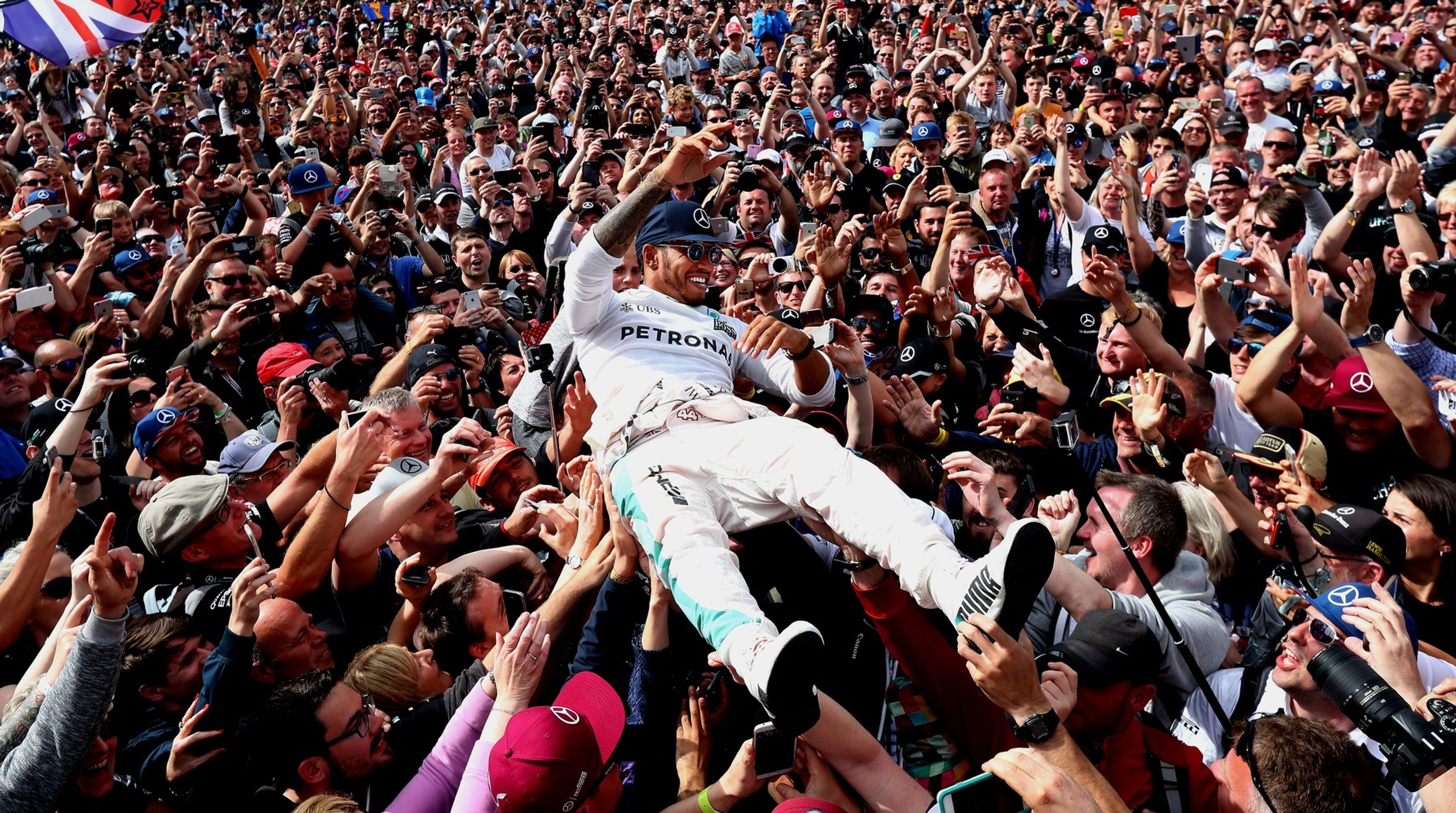 Lewis Hamilton oslavuje s fanoušky triumf v GP Velké Británie v roce 2016 - Jak šel čas s Lewisem Hamiltonem (7/10)