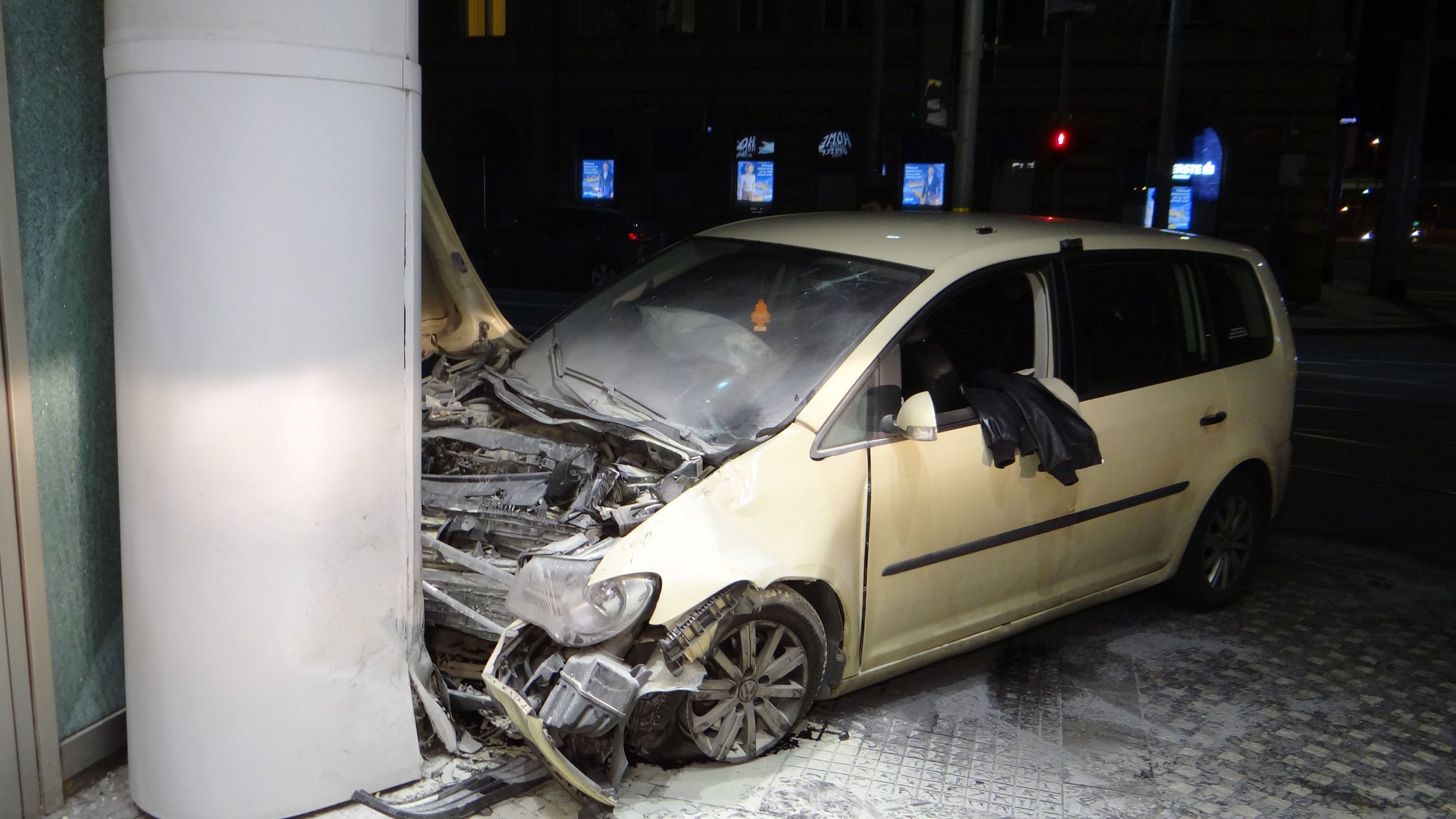 Auto prolétlo křižovatkou a zastavilo se o roh paláce. - GALERIE: Řidič narazil v Praze do bistra (4/6)