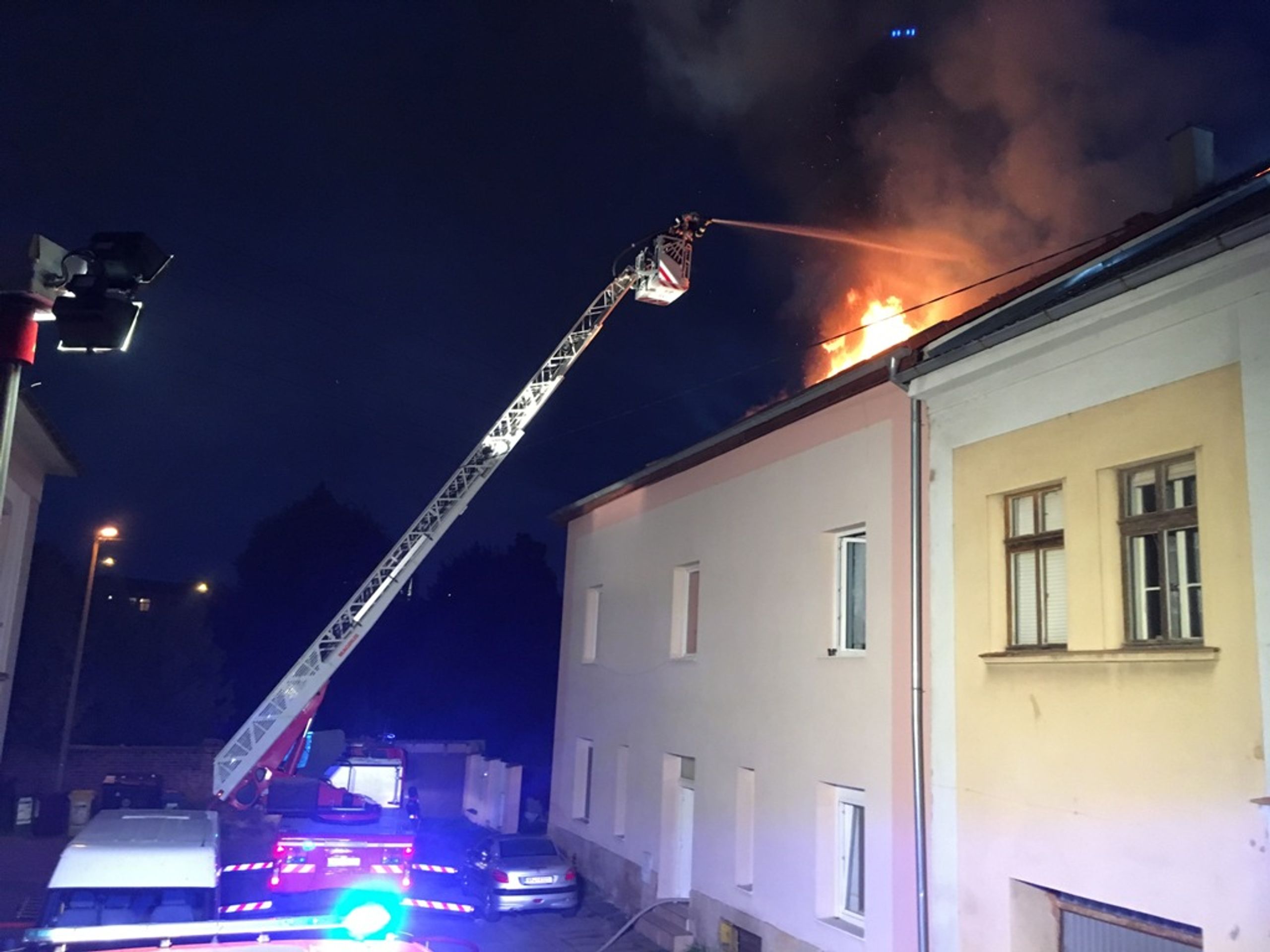 Požár domu v centru Plzně - GALERIE: Požár domu v centru Plzně (7/12)