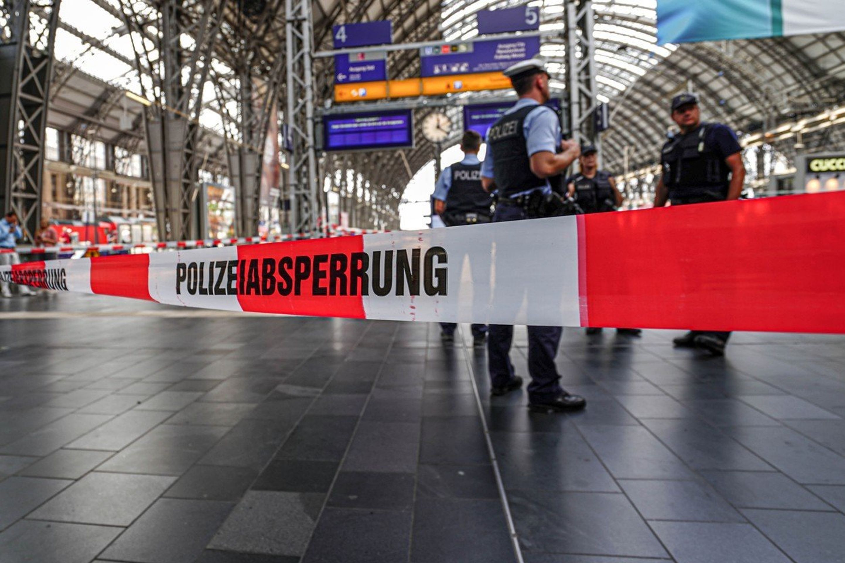 Muž v Frankfurtu nad Mohanem strčil pod vlak chlapce s matkou - 3 - GALERIE: Muž v Frankfurtu nad Mohanem strčil pod vlak chlapce s matkou (3/5)