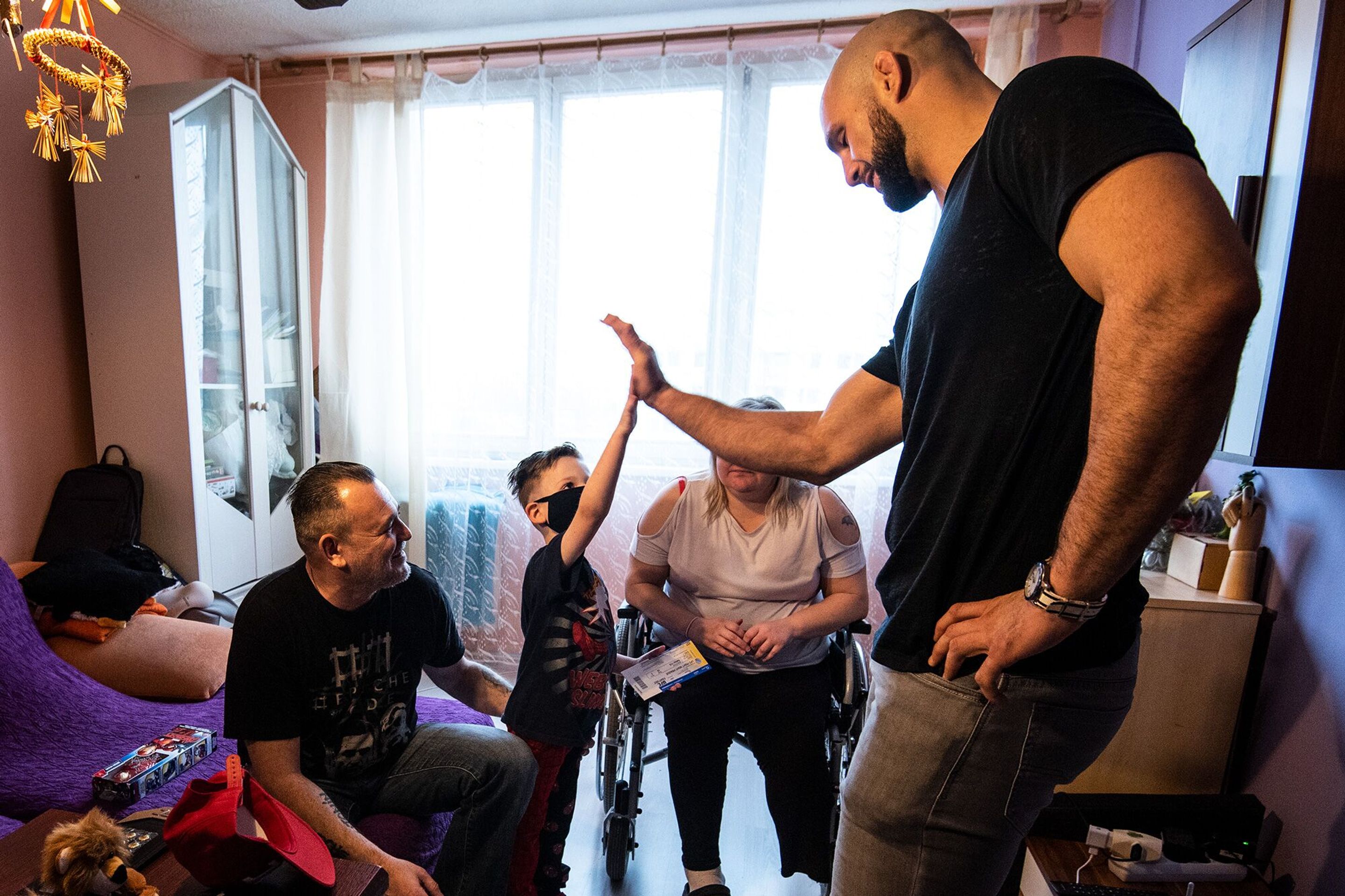 Volkan Oezdemir na návštěvě Tondy - GALERIE: Volkan Oezdemir a UFC na návštěvě malého Tondy (6/8)