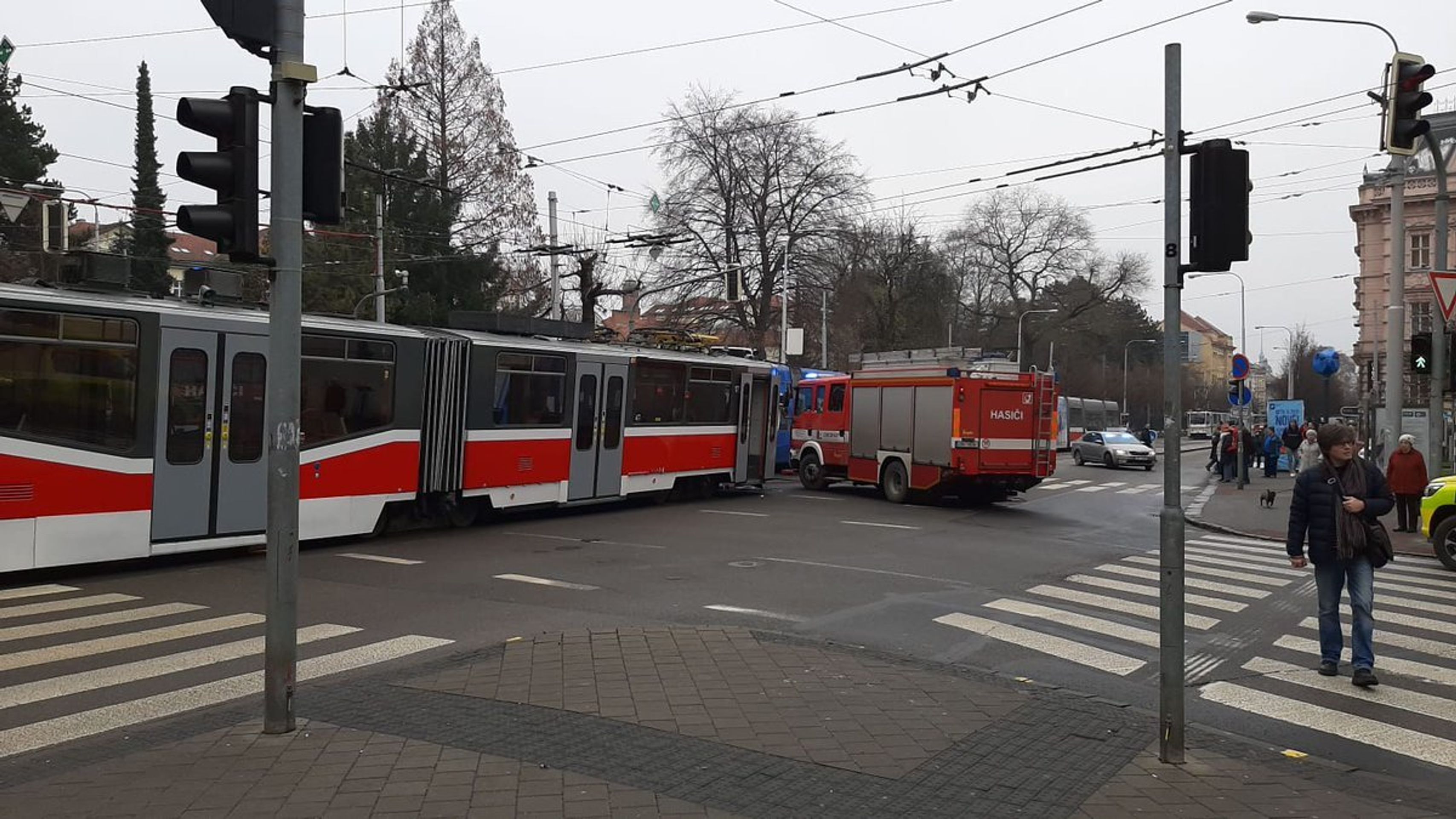 Nehoda dvou tramvají a osobního auta blokuje v Brně - 4 - GALERIE: Nehoda dvou tramvají a osobního auta blokuje v Brně (4/4)