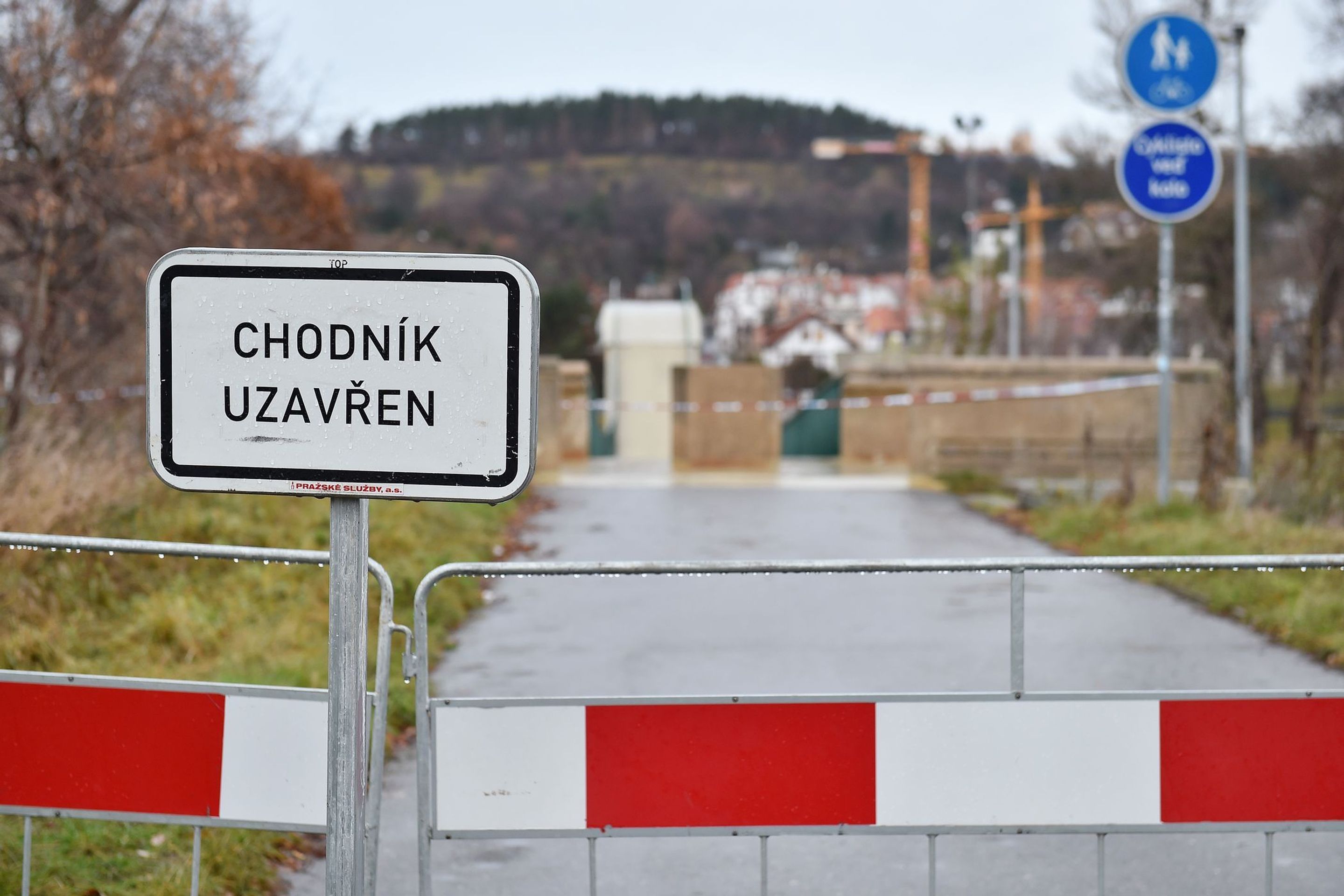 Zřícená lávka v Troji - GALERIE: Pěší lávka se propadla u Trojského mostu do Vltavy (11/12)