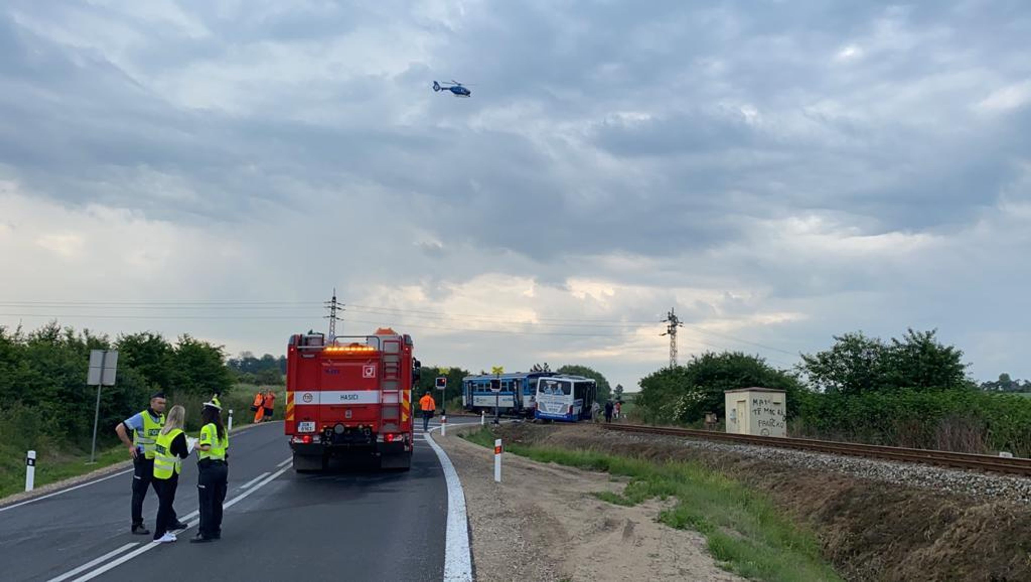 Nehoda na Benešovsku - 4 - GALERIE: Srážka autobusu s vlakem na Benešovsku (9/17)