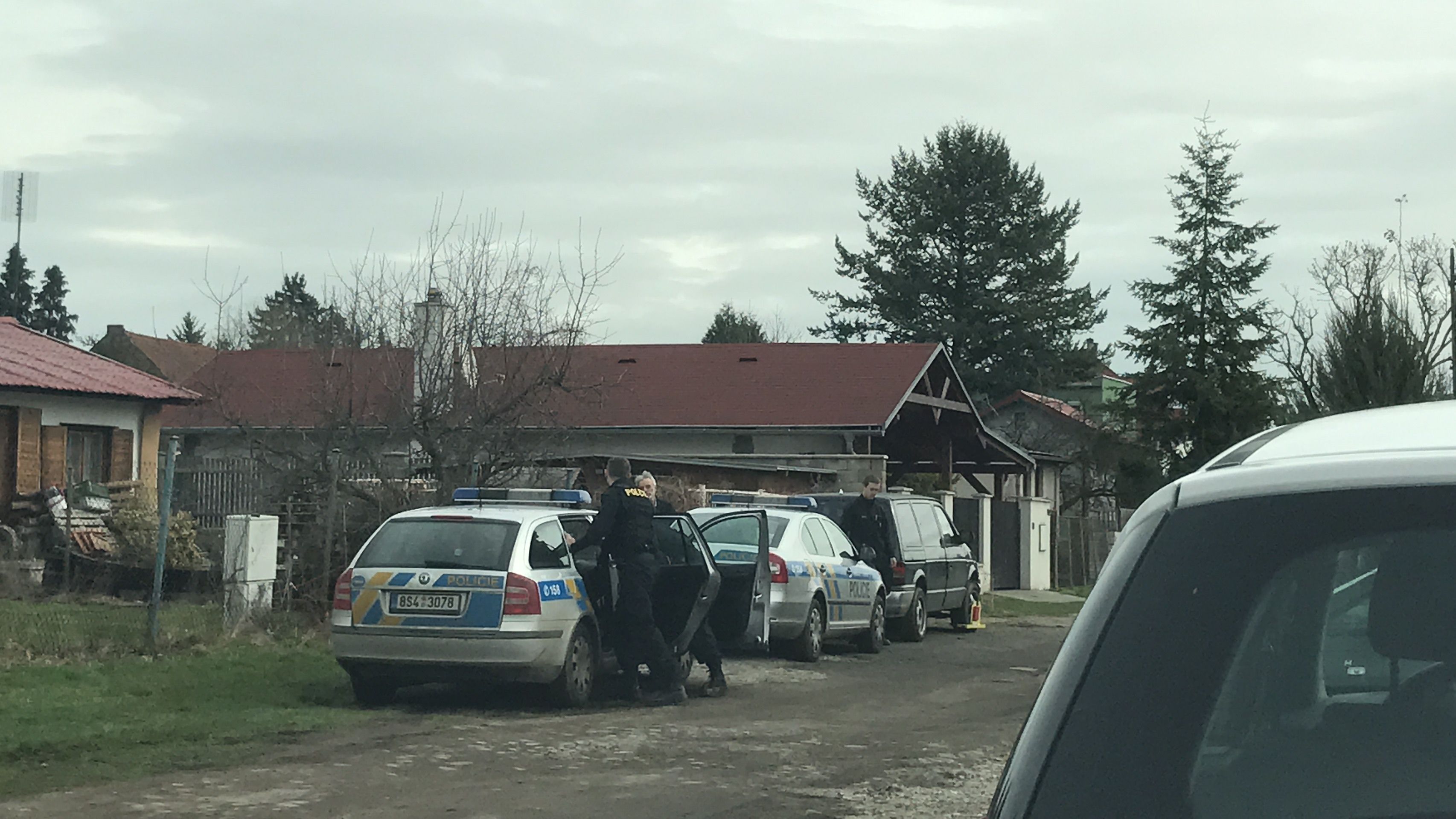 V Čelákovicích hrozil muž přítelkyni i policistům pistolí - 4 - GALERIE: V Čelákovicích hrozil muž pistolí přítelkyni i policistům (4/6)