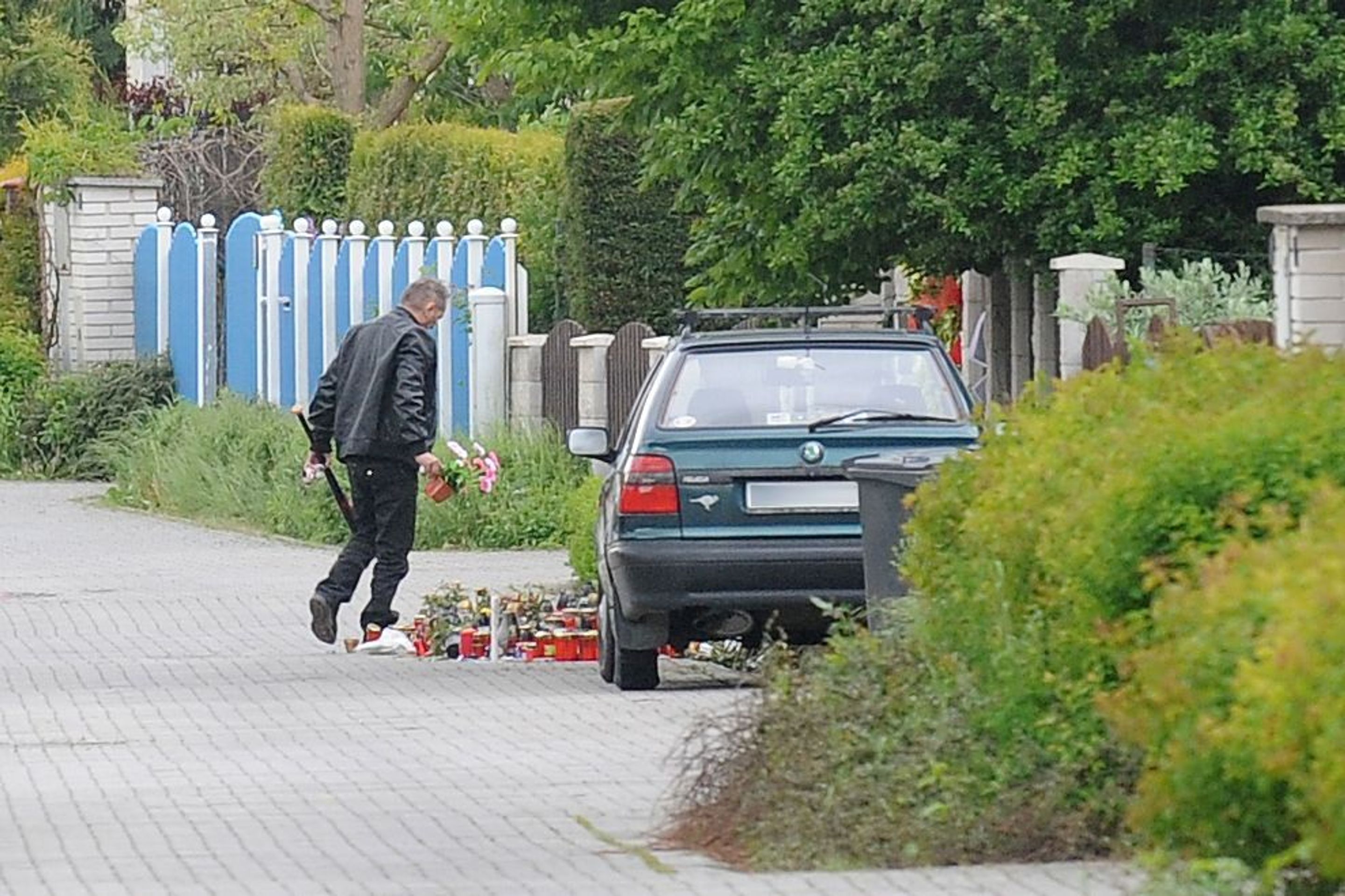 Rychtářův kamarád Standa uklízí květiny a svíčky od domu Bartošové - 4 - GALERIE: Standa odklízí plyšáky (4/6)