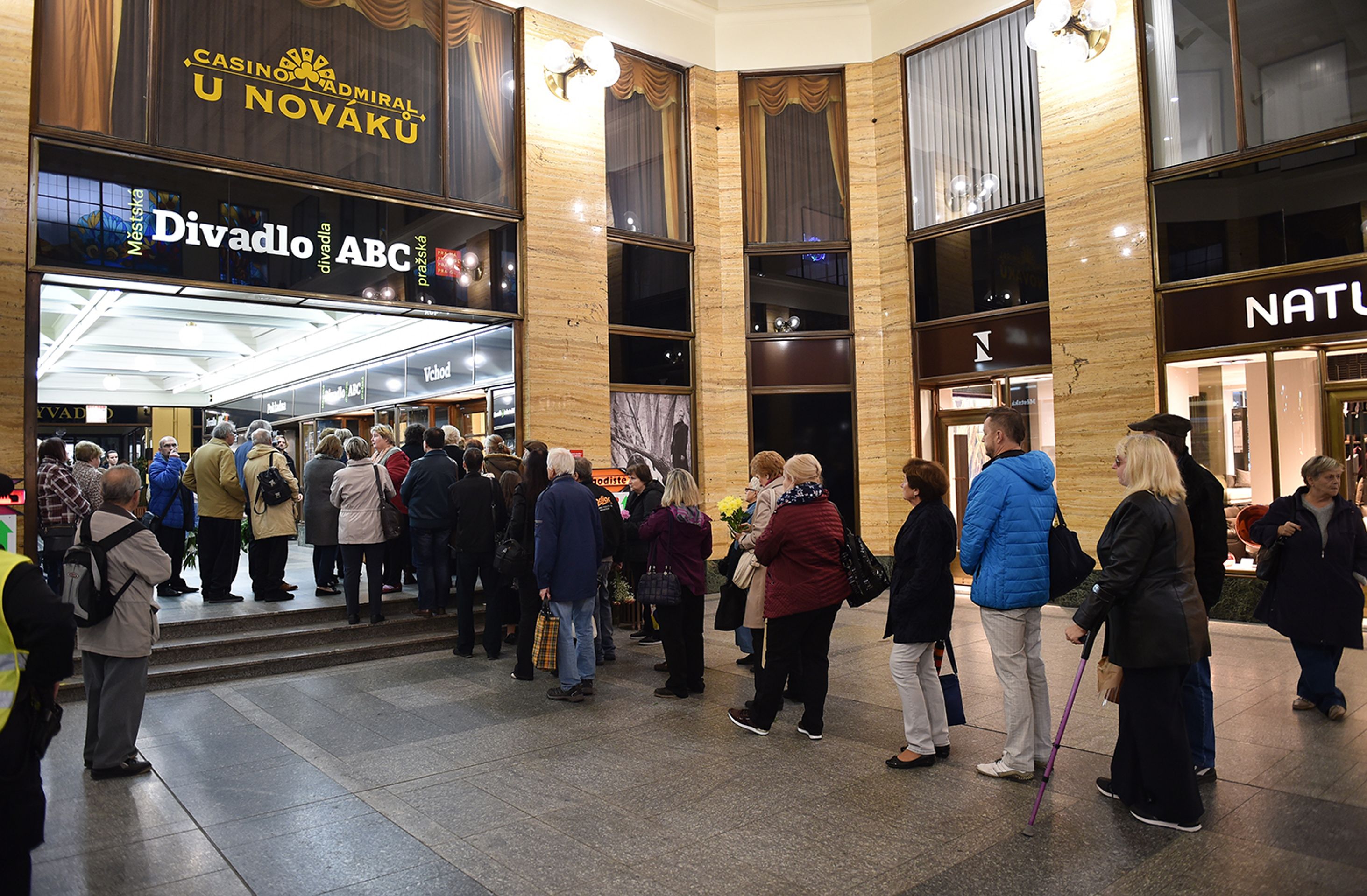 Rozloučení s Květou Fialovou - 2 - GALERIE: Rozloučení s Květou Fialovou (2/31)