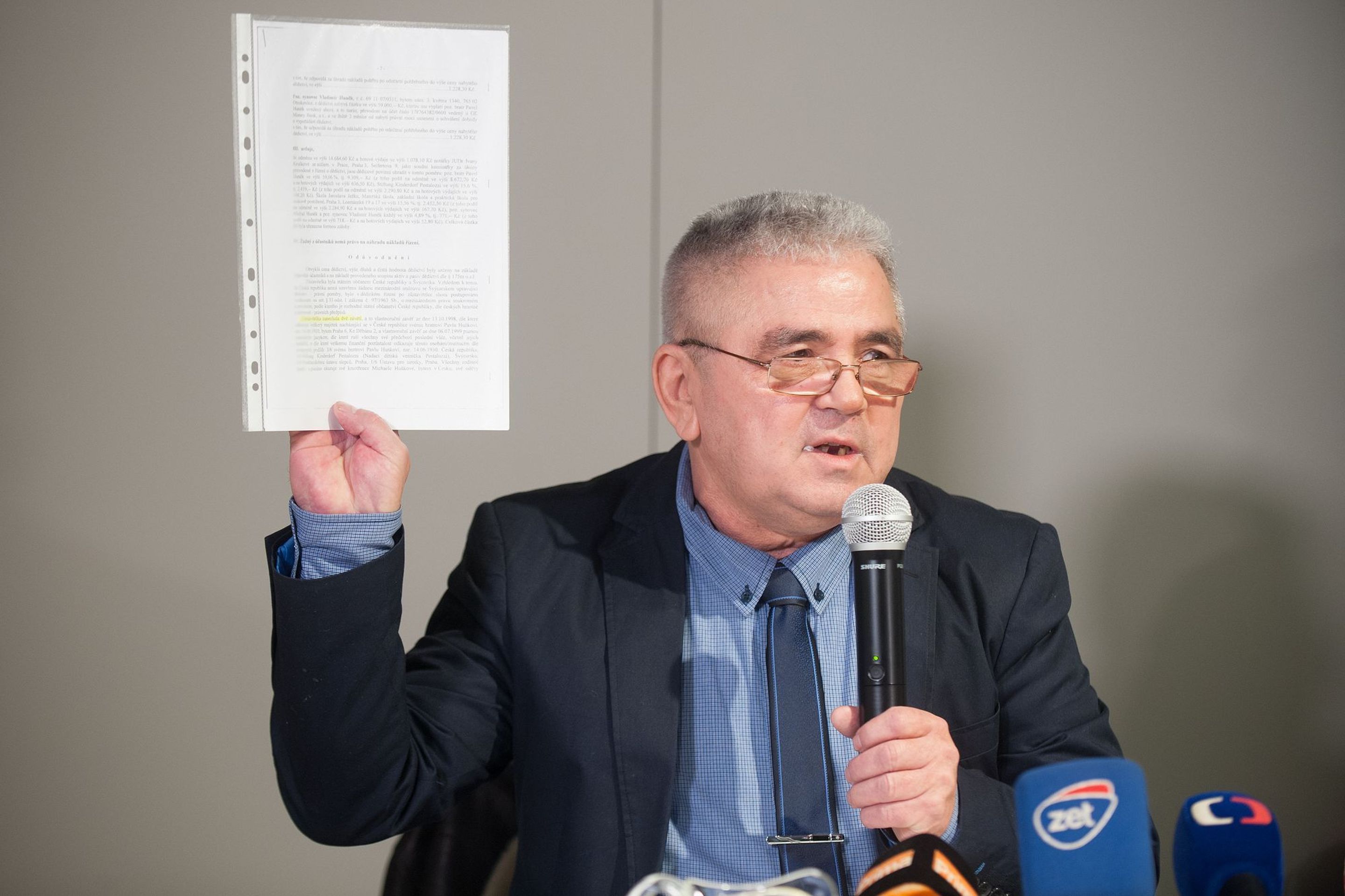 Miloslav Ransdorf a Peter Guzmický vysvětlují švýcarskou kauzu - 3 - GALERIE: Miloslav Ransdorf a Peter Guzmický vysvětlují švýcarskou kauzu (8/11)