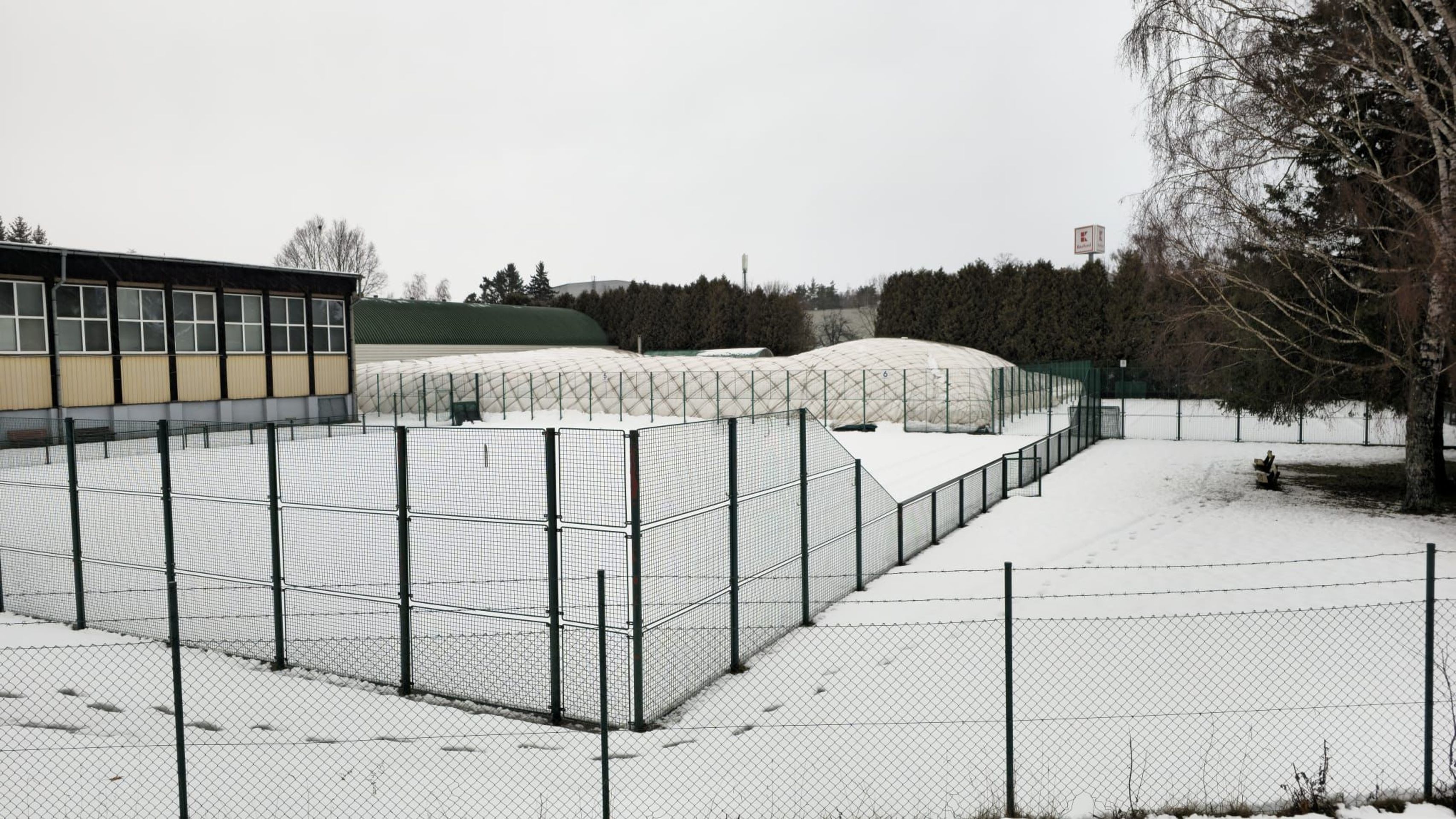 Tenisová hala - Počasí trápí Česko (12/24)