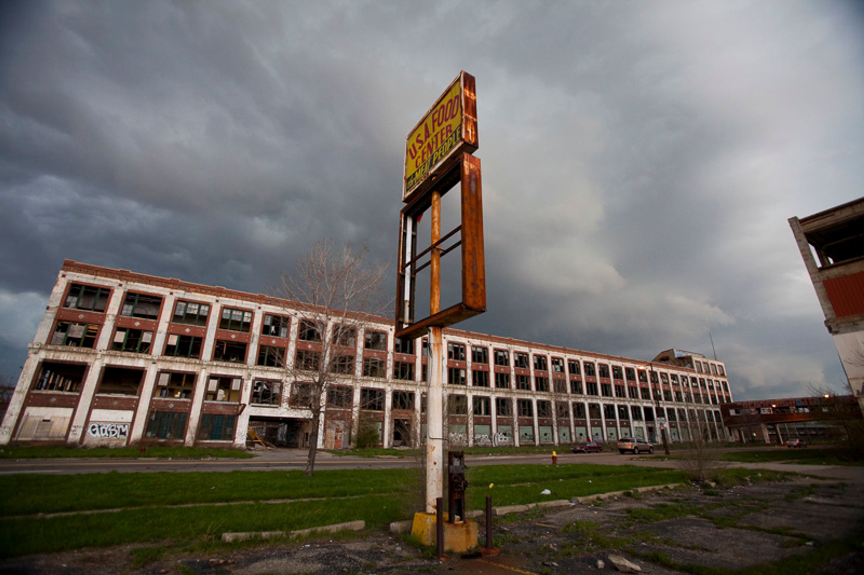 Packard Automotive Plant v Detroitu - Slavná obří továrna Packardu v Detroitu v dobách největší slávy a dnes (11/22)
