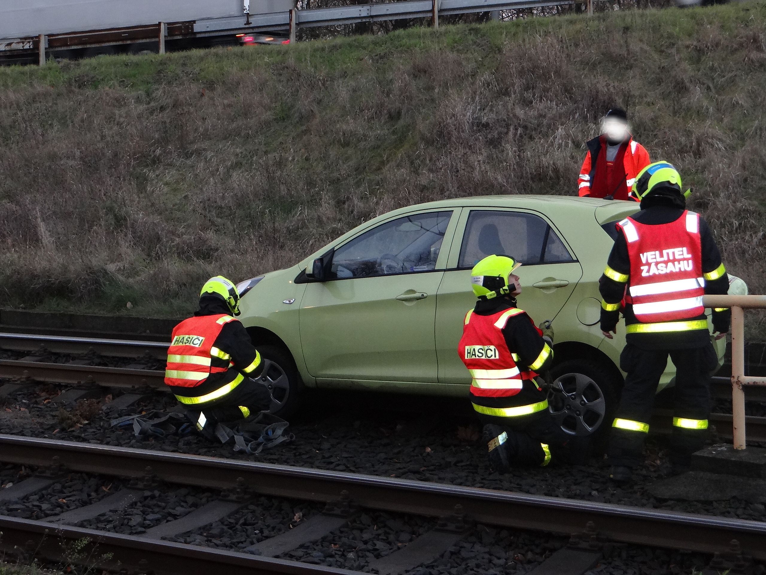 Hasiči vyprošťovali auto z tramvajových kolejí - 10 - Galerie: Hasiči vyprošťovali auto z tramvajových kolejí (10/13)
