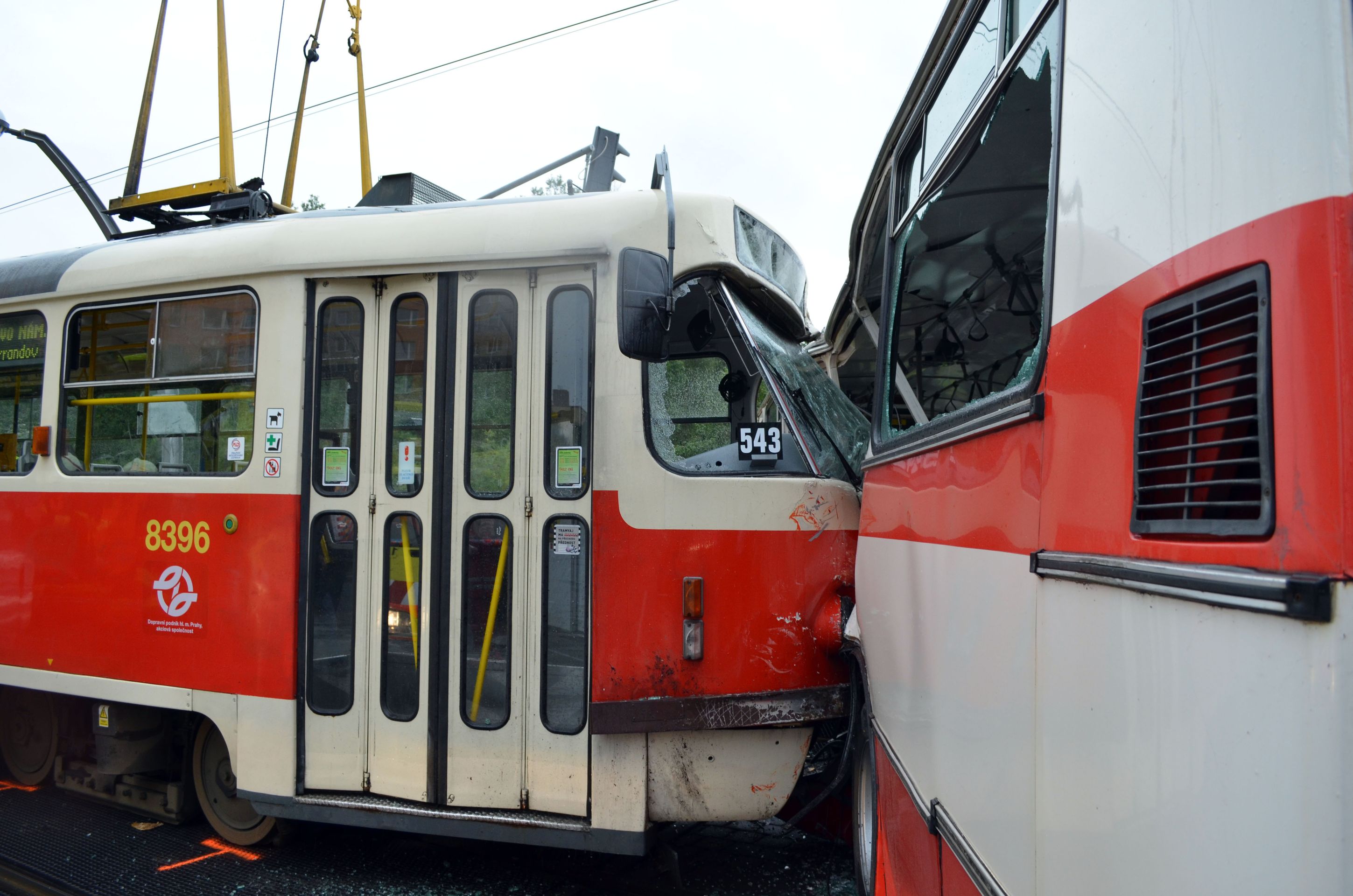 Srážka tramvaje s autobusem na Barrandově - 1 - Srážka tramvaje s autobusem (2/5)