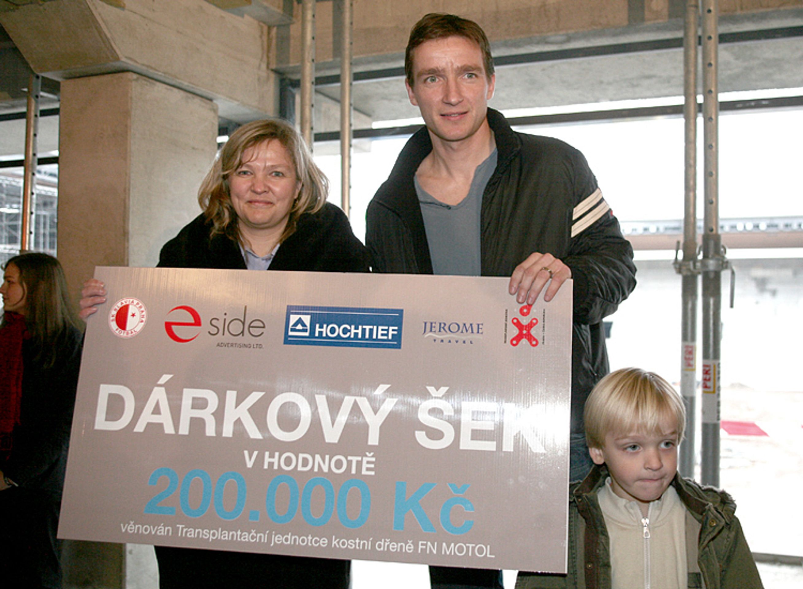 Vladimír Šmicer předává šek na 200 tisíc korun dětské hematoonkologii. - Slavia v novém Edenu přivítala Mikuláše (3/4)