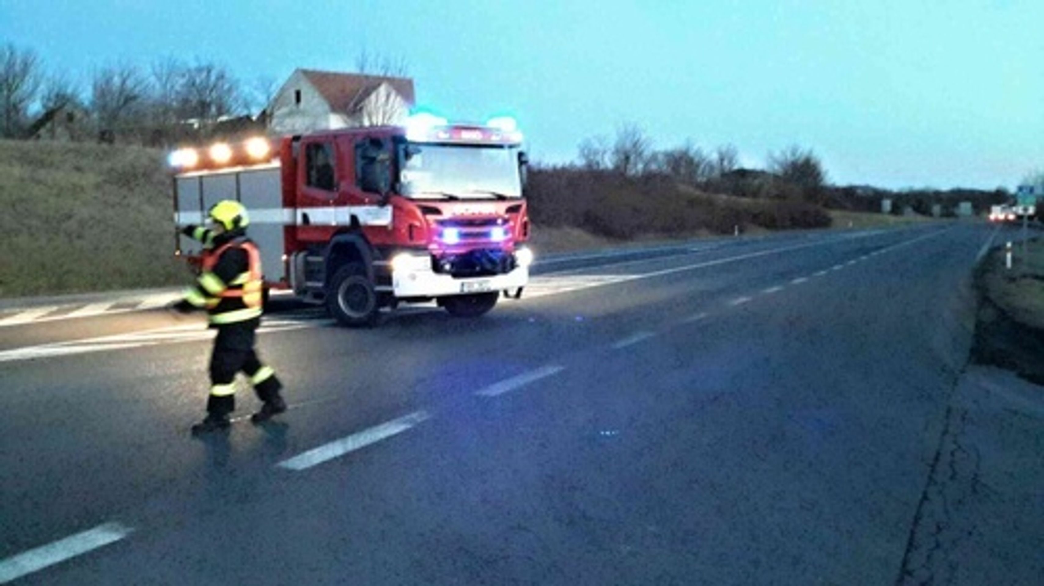 Hasič v civilu zachránil muže z hořícího vozu - 9 - GALERIE: Hasič v civilu zachránil muže z hořícího vozu (9/11)