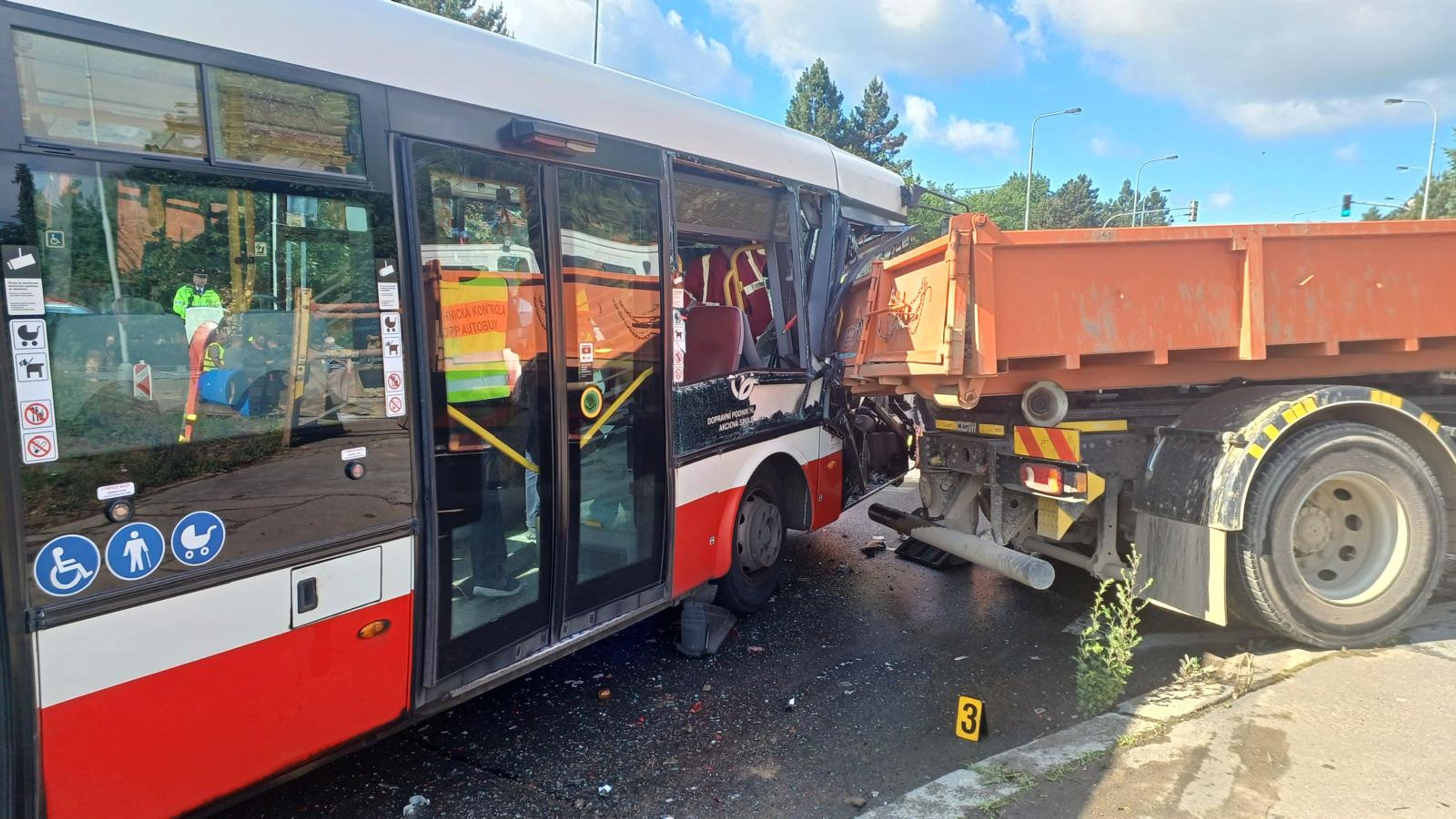 Srážka autobusu s nákladním autem v Praze (8) - Nehoda autobusu v Praze (4/12)