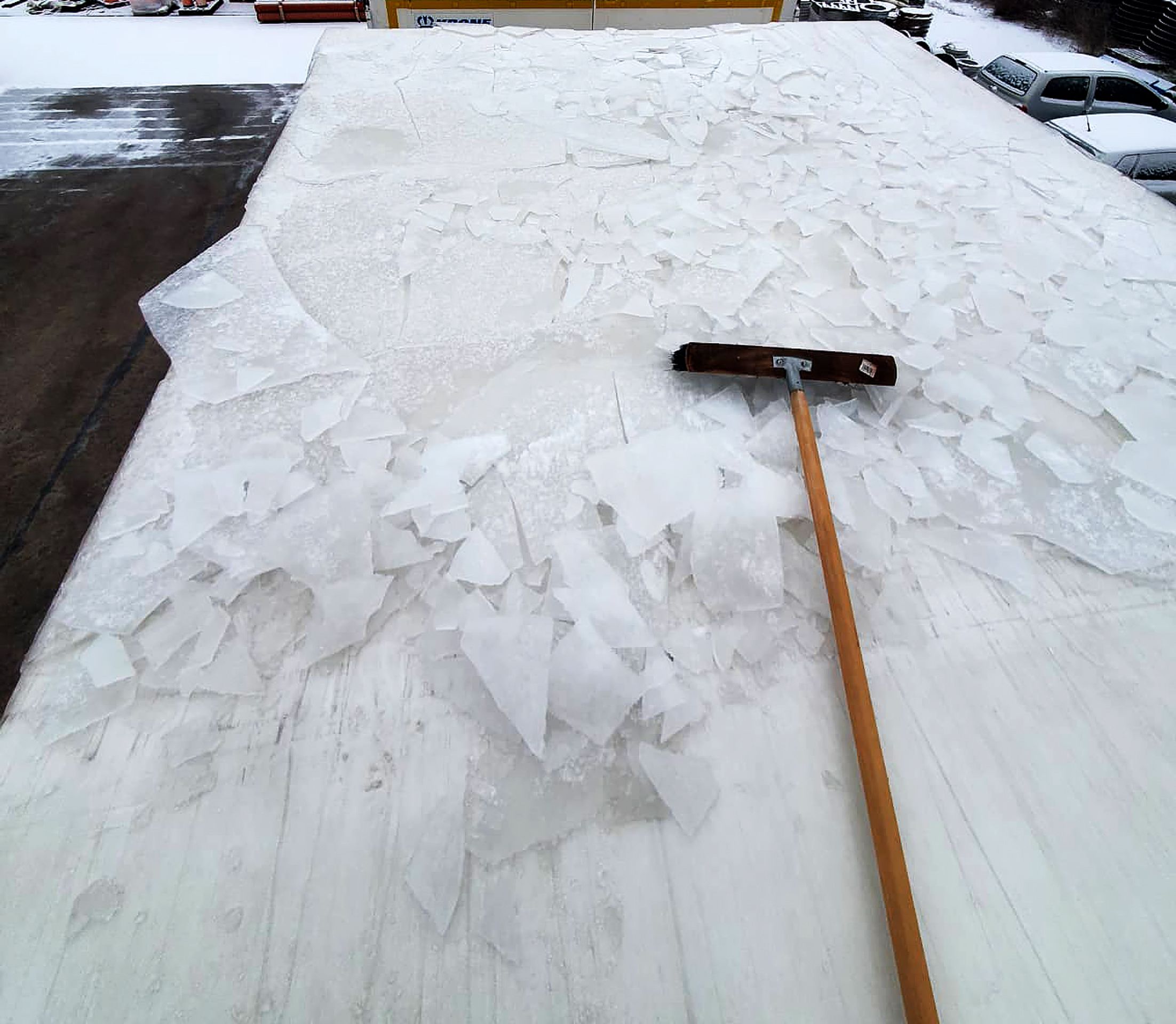Odklízení ledu z kamionu - 11 - Fotogalerie: I takto může v zimě vypadat střecha návěsu kamionu (2/4)