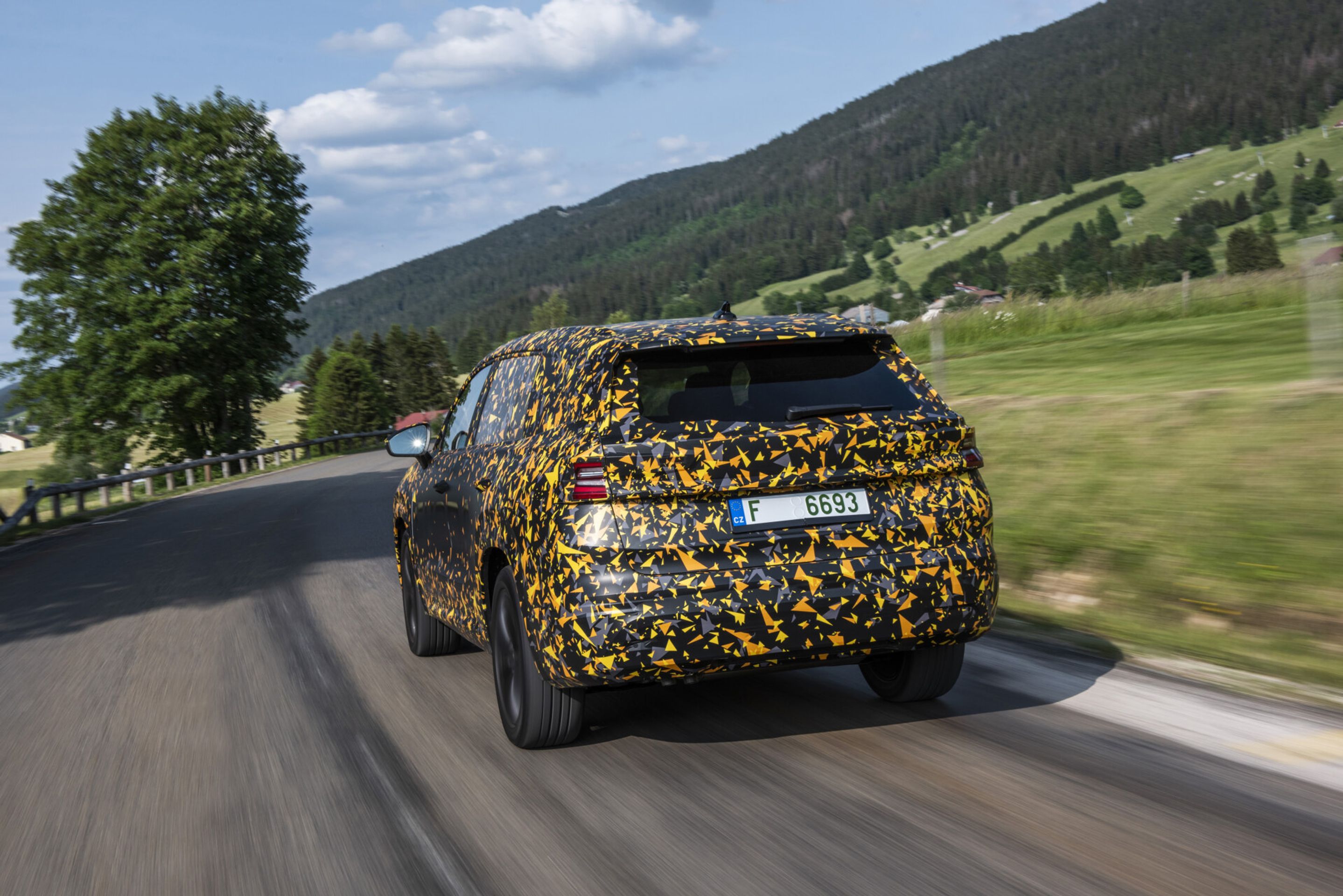 Druhá generace Škody Kodiaq pod maskováním - Druhá generace Škody Kodiaq na skicách a pod maskováním (7/17)
