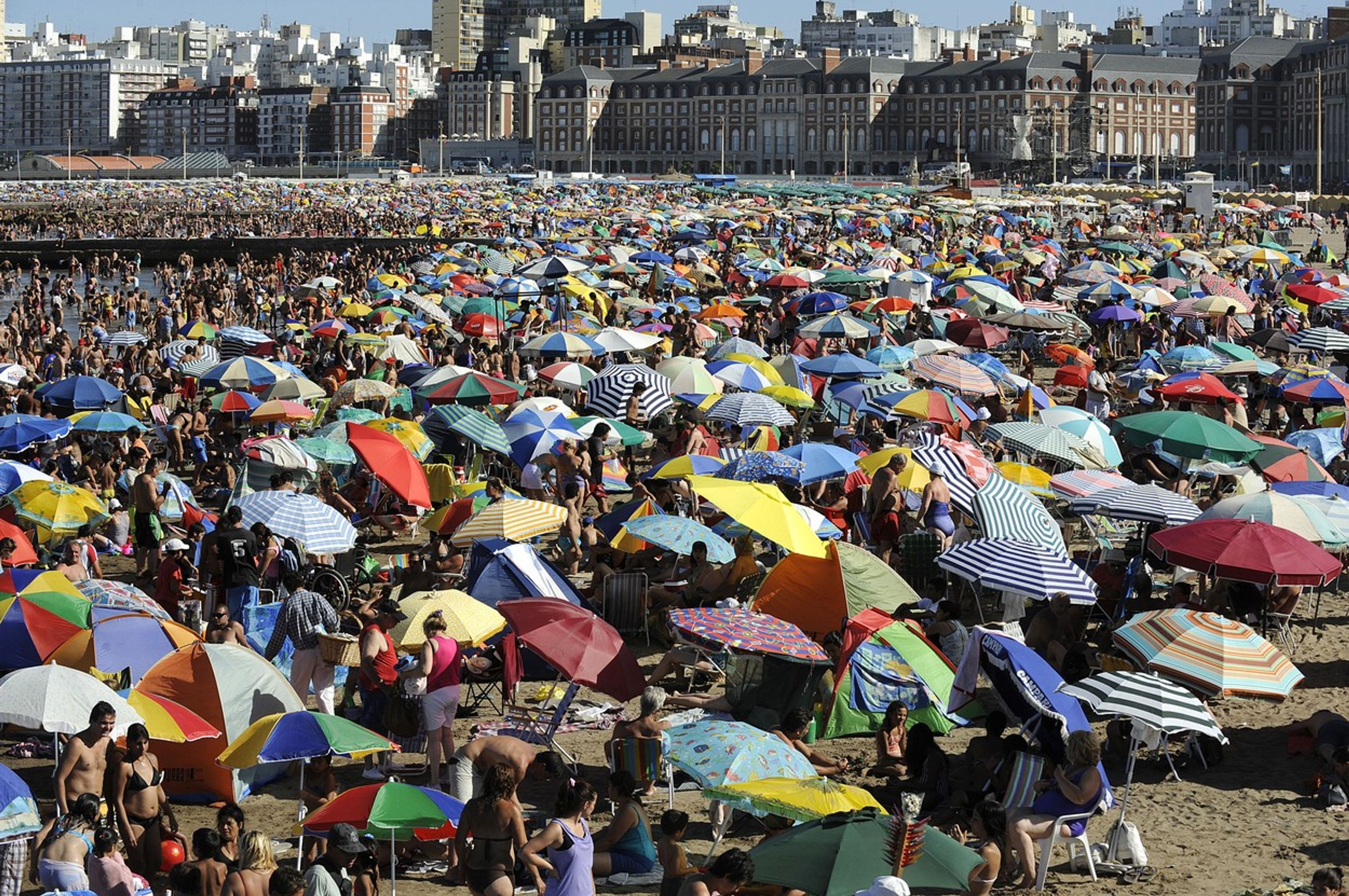 Šílené pláže - Přeplněná pláž Mar del Plata - Argentina - GALERIE: Šílené pláže (7/7)