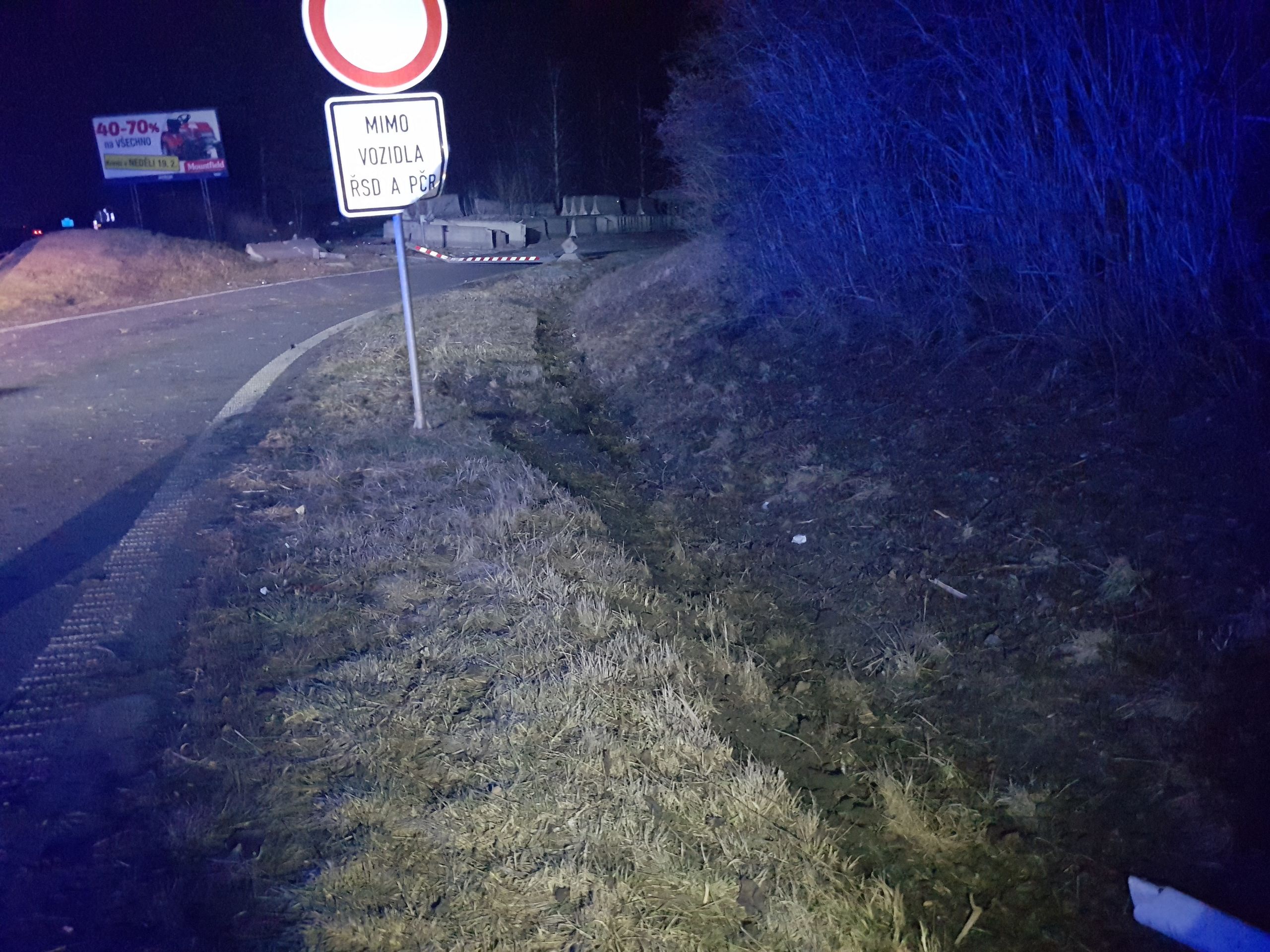 Řidič přežil svoji smrt, na D11 prorazil betonové zábrany - 5 - GALERIE: Řidič přežil svoji smrt, na D11 prorazil autem betonové zábrany (25/29)