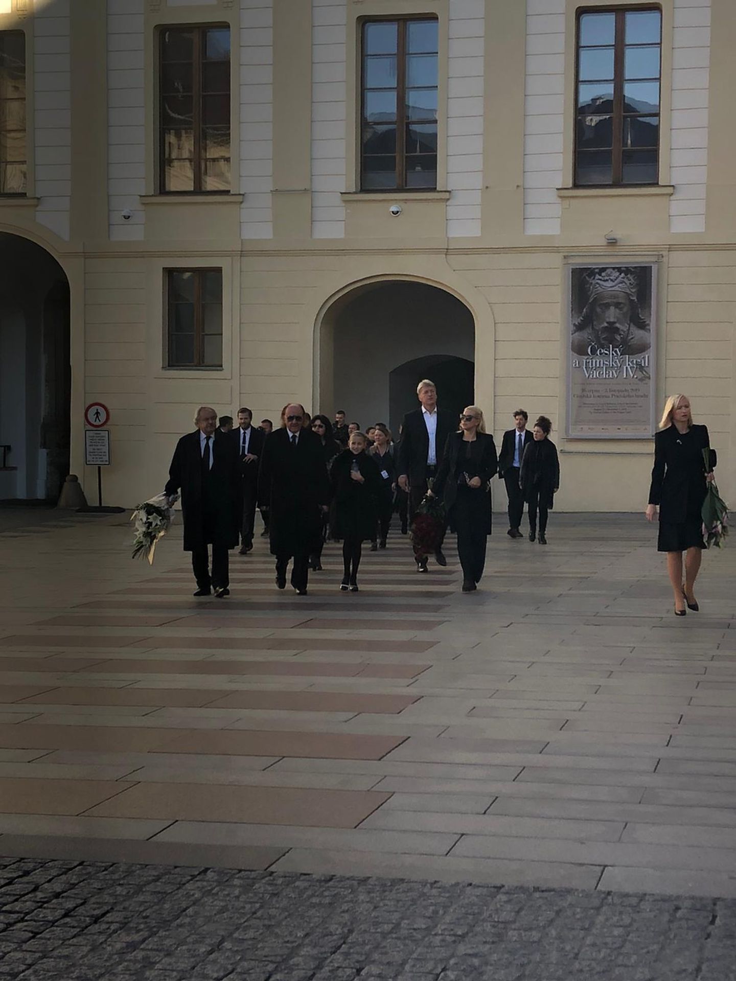 Lidé přicházejí na zádušní mši za Karla Gotta - 1 - GALERIE: Lidé přicházejí na zádušní mši za Karla Gotta (3/14)