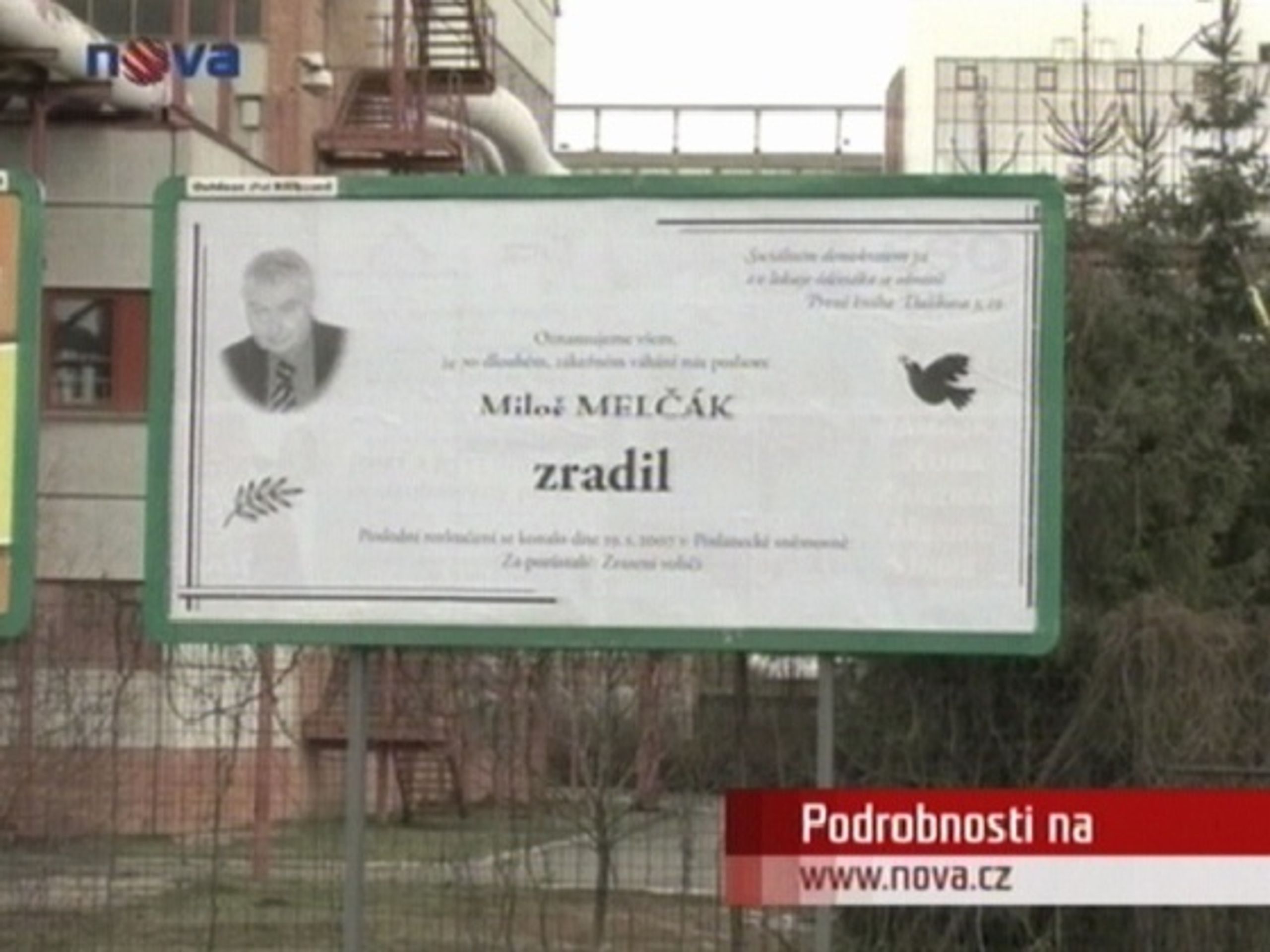 Billboard hanící Miloše Melčáka - Paroubek jde Melčákovi po krku (1/2)