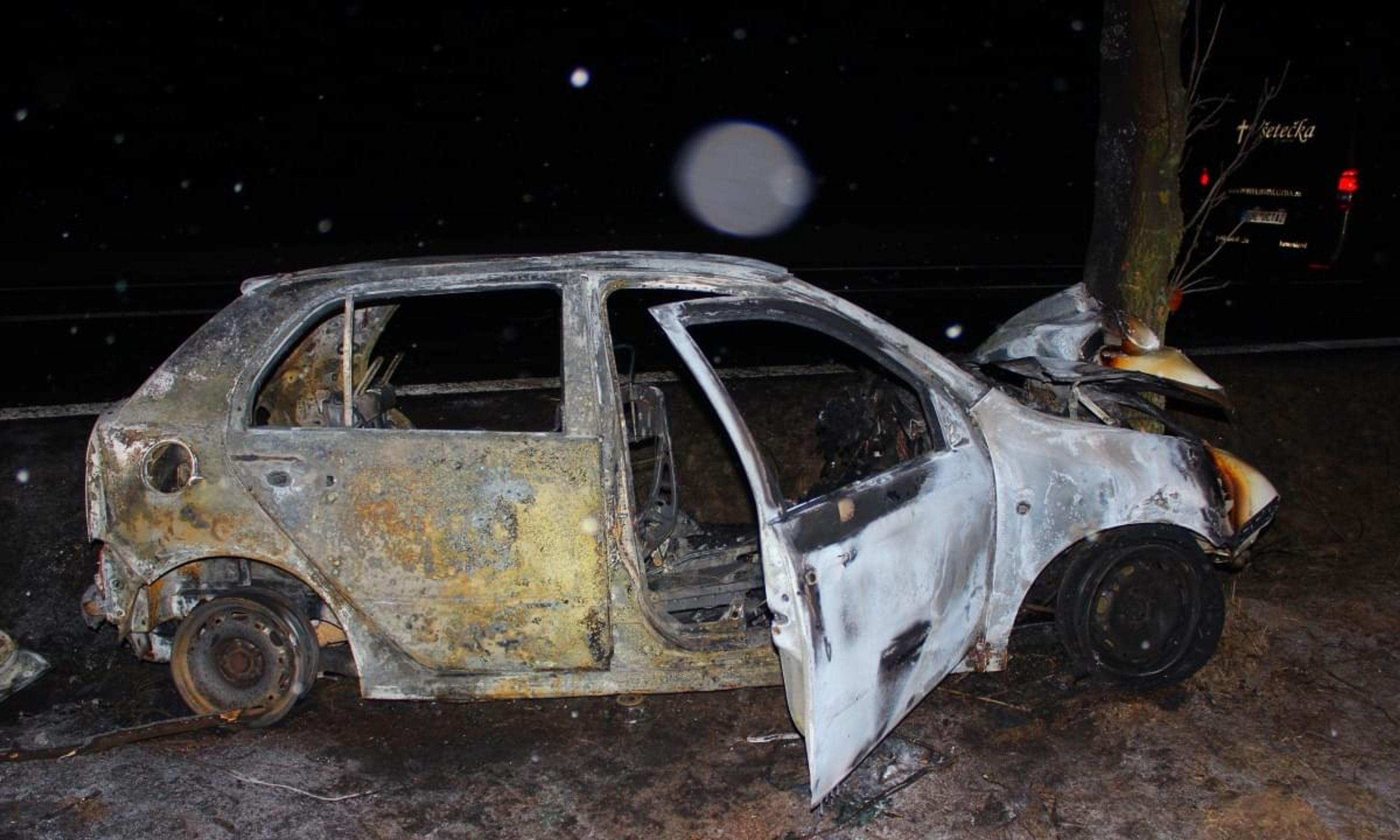 Tragická nehoda u Plzně - GALERIE: Auto plné mladých lidí narazilo do stromu (3/8)