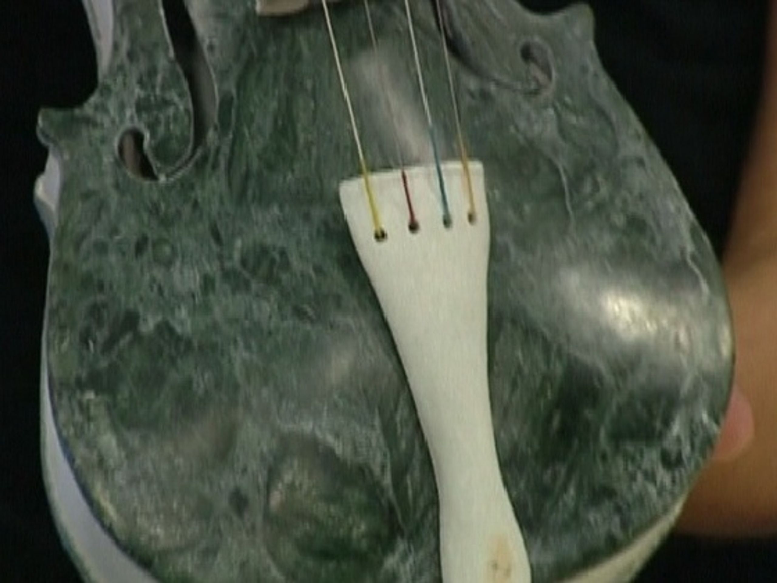 Housle, ilustrační foto - Kamenná kytara má "staršího sourozence" (2/2)
