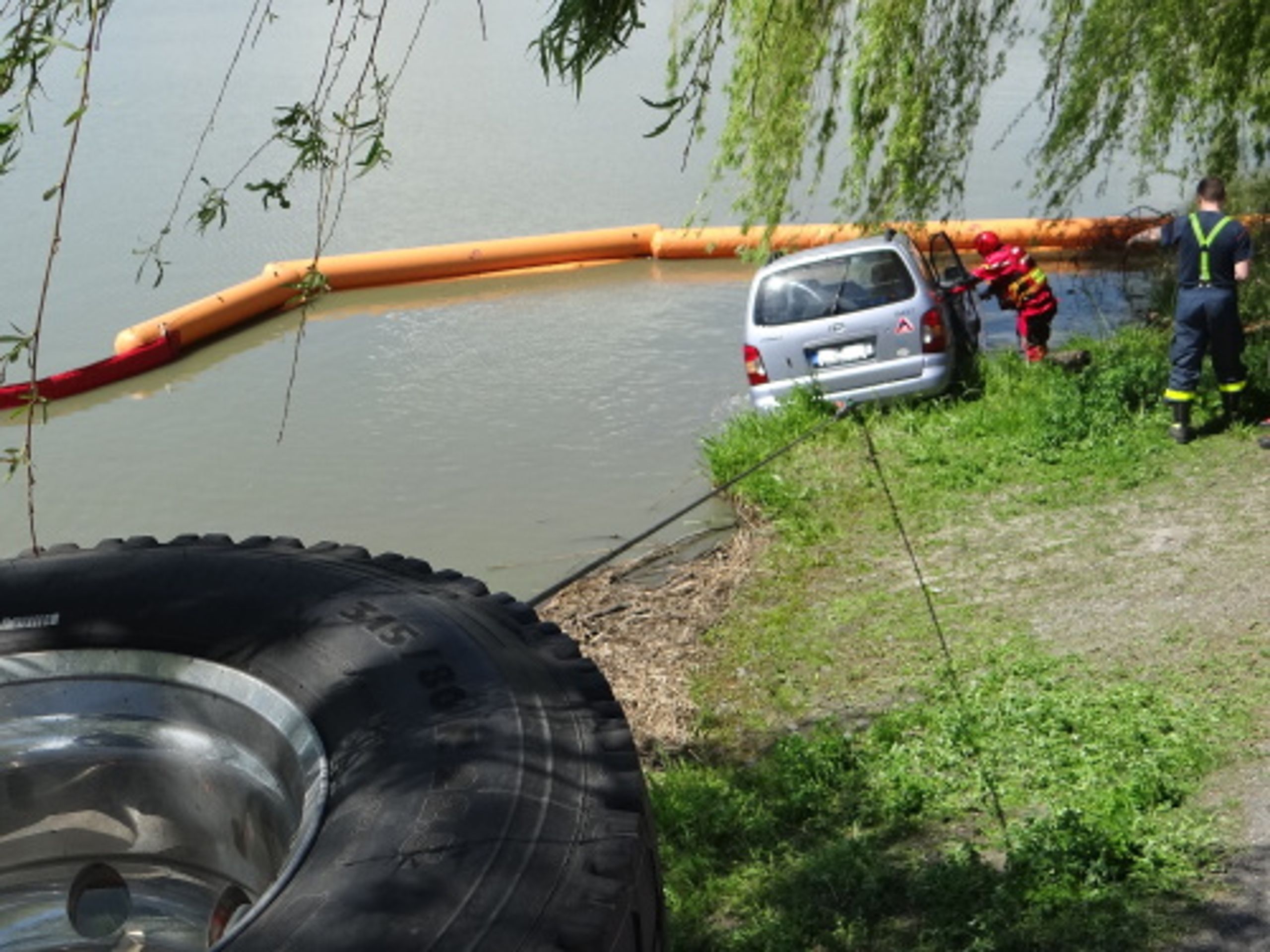 Hasiči lovili auto z rybníka Bezruč - GALERIE: Hasiči vytahovali auto z rybníka Bezruč (9/14)