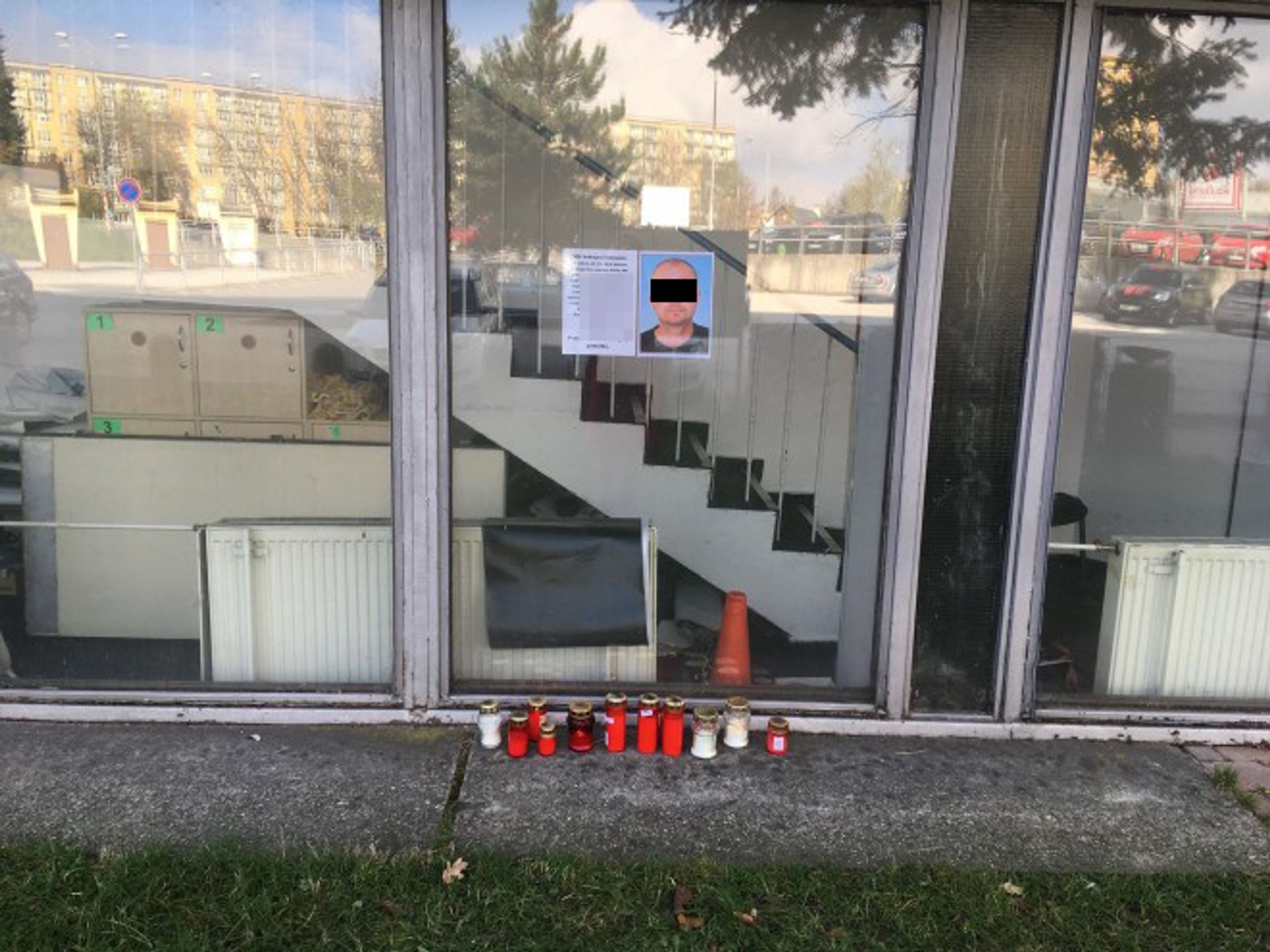 Lidé v Havířově vzpomínají na zemřelého hokejového fanouška - 1 - GALERIE: Lidé v Havířově vzpomínají na zemřelého fanouška (3/3)