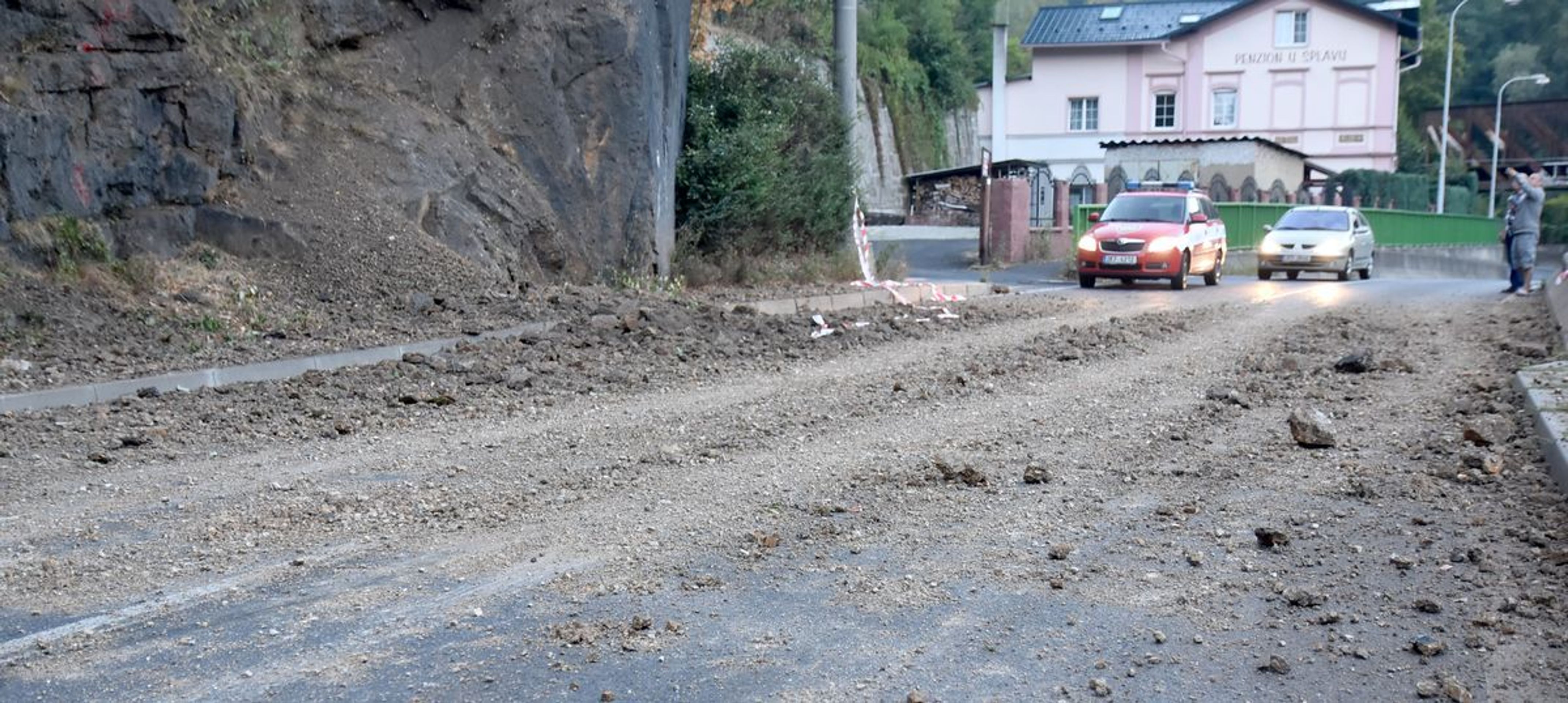 Sesutá část skály na silnici v Lokti - 1 - GALERIE: Sesutá část skály na silnici v Lokti (1/9)