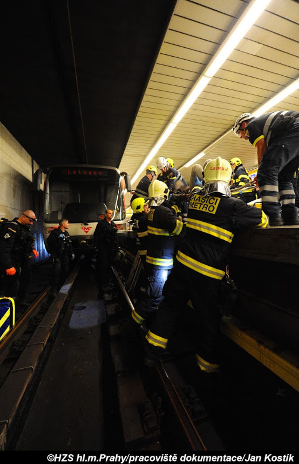 Vyprošťování muže zaklíněného pod soupravou metra na Florenci - 4 - GALERIE: Vyprošťování muže zaklíněného pod soupravou metra na Florenci (4/10)