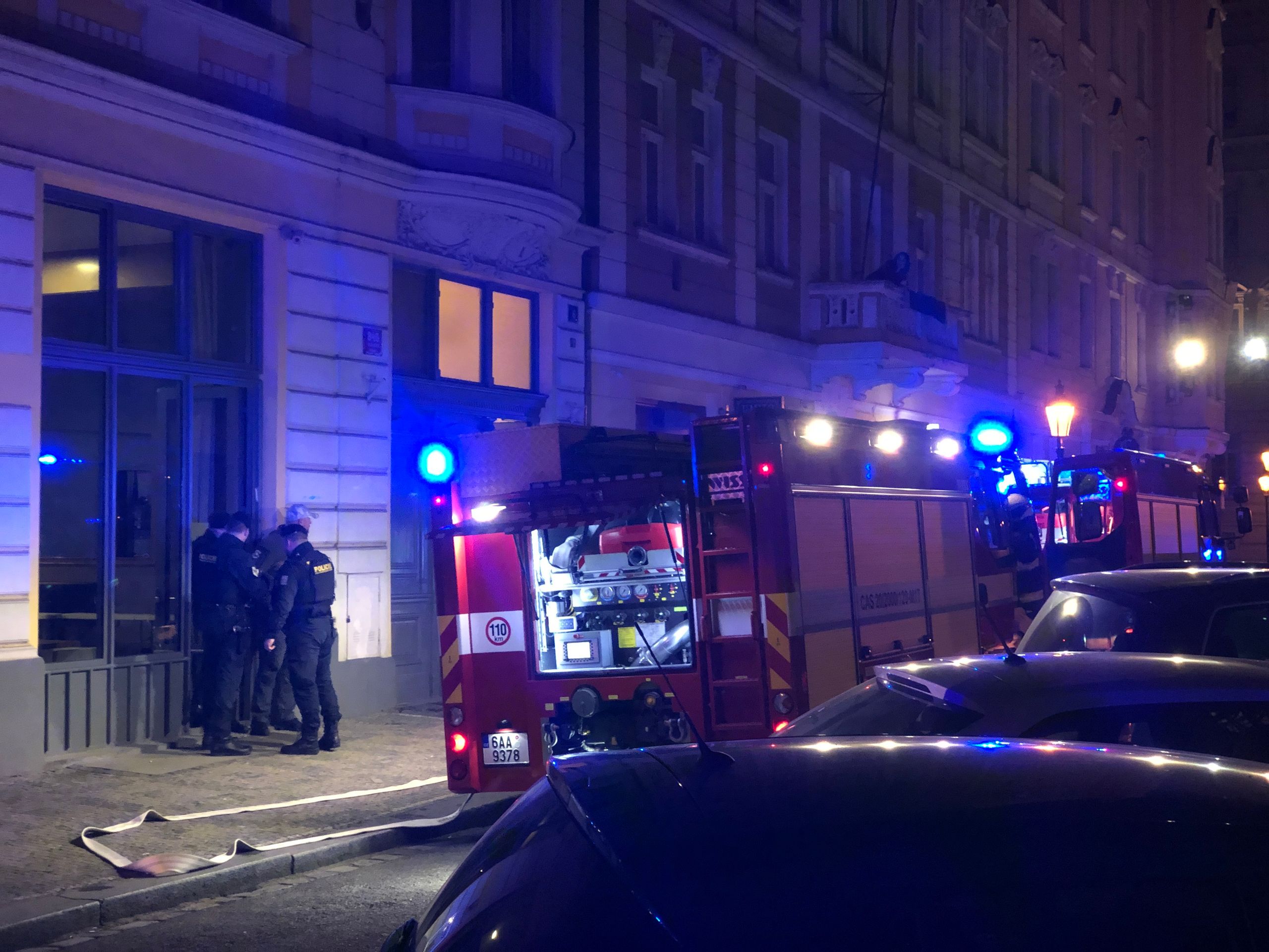 Zásah hasičů při požáru v pražském bytě - 4 - GALERIE: Zásah hasičů při požáru v pražském bytě (4/10)
