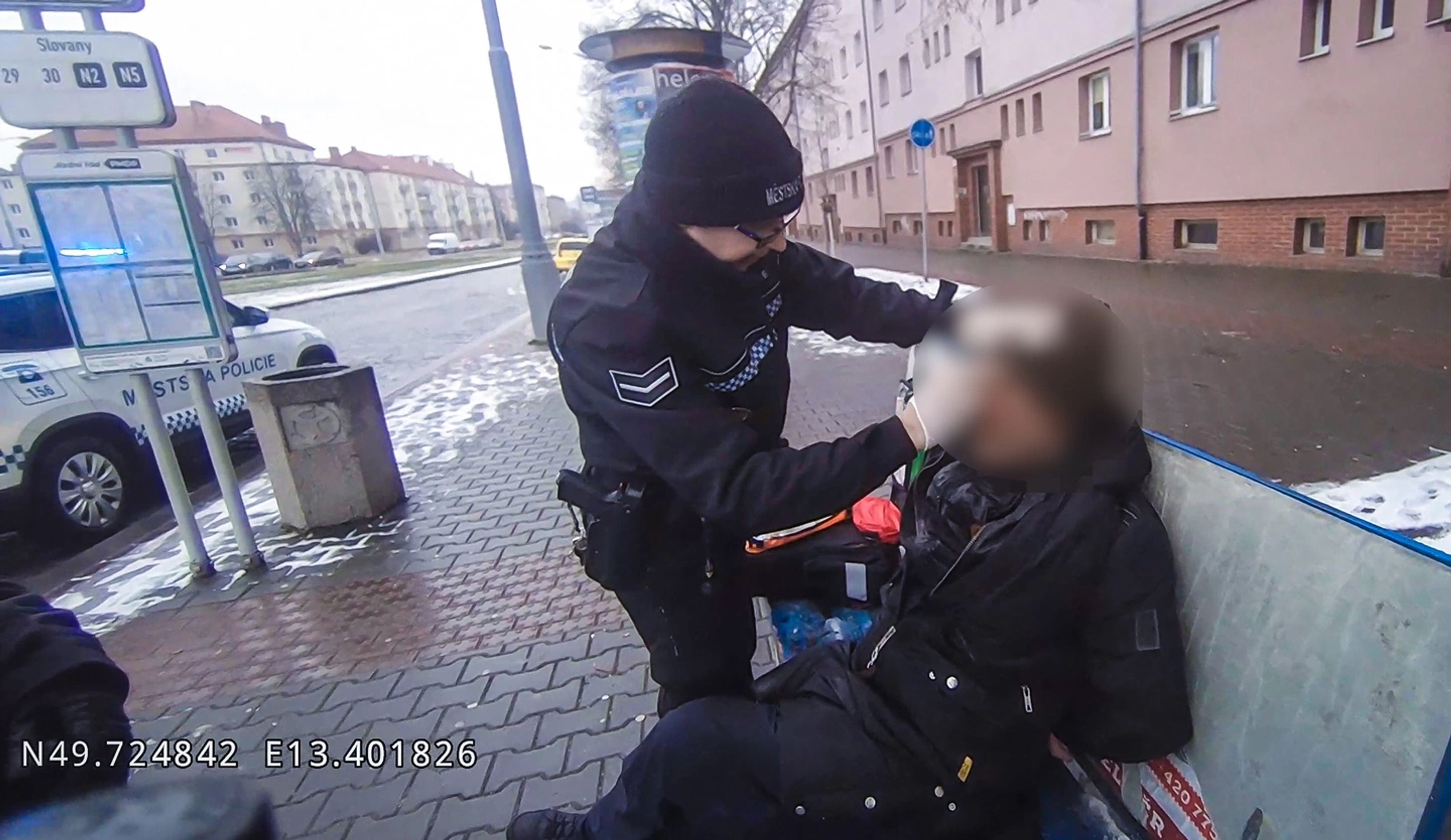 Šestašedesátiletý muž opakovaně obtěžuje a napadá kolemjdoucí (1) - Šestašedesátiletý muž opakovaně obtěžuje a napadá kolemjdoucí (1/3)